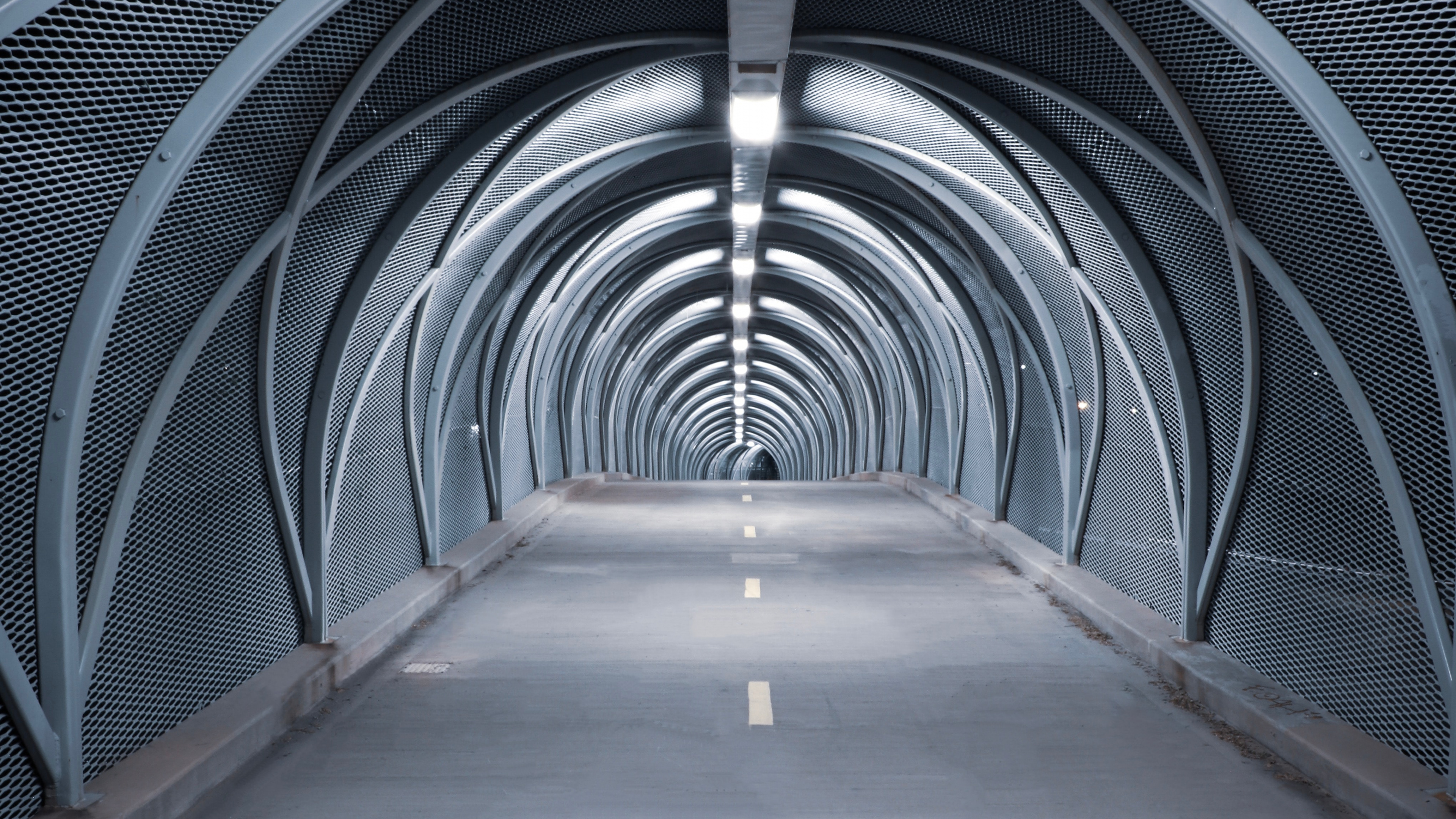 Pasillo de Madera Marrón Con Barandas de Metal Azul. Wallpaper in 3840x2160 Resolution