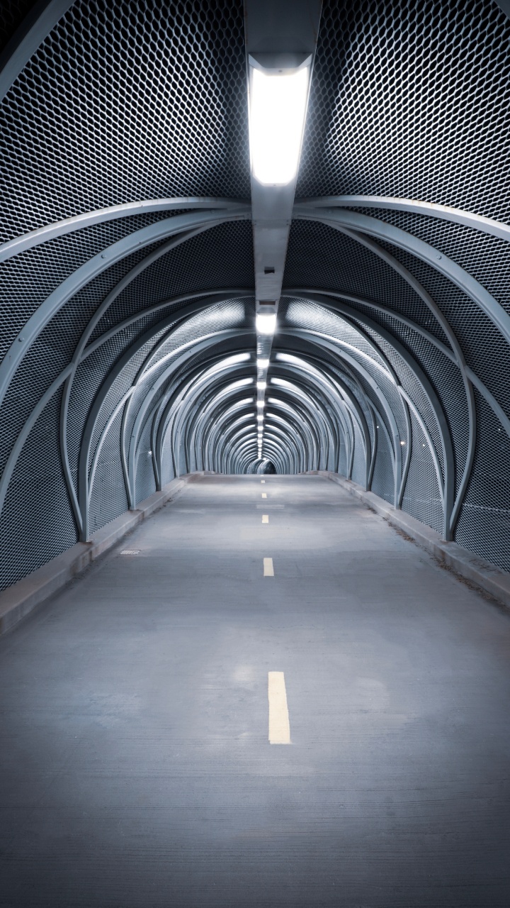 Pasillo de Madera Marrón Con Barandas de Metal Azul. Wallpaper in 720x1280 Resolution
