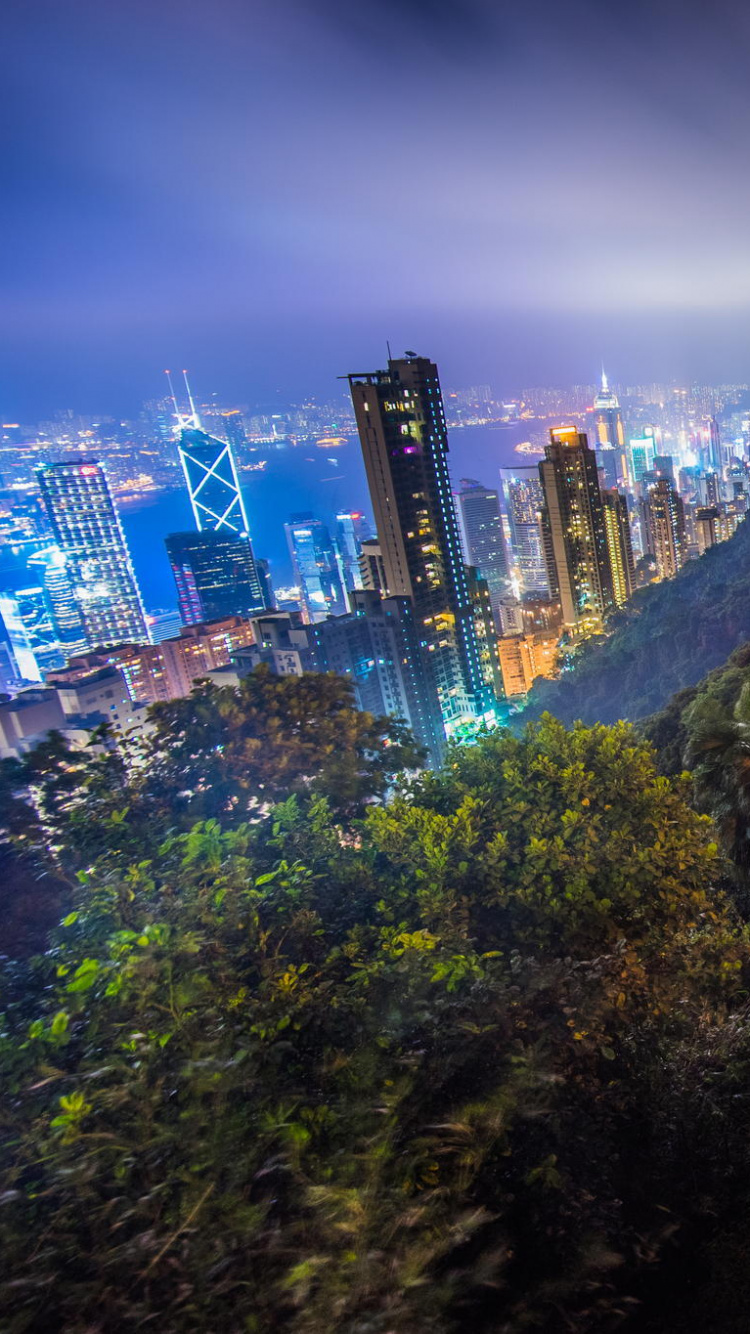 Bâtiments de la Ville Sur la Montagne Pendant la Nuit. Wallpaper in 750x1334 Resolution