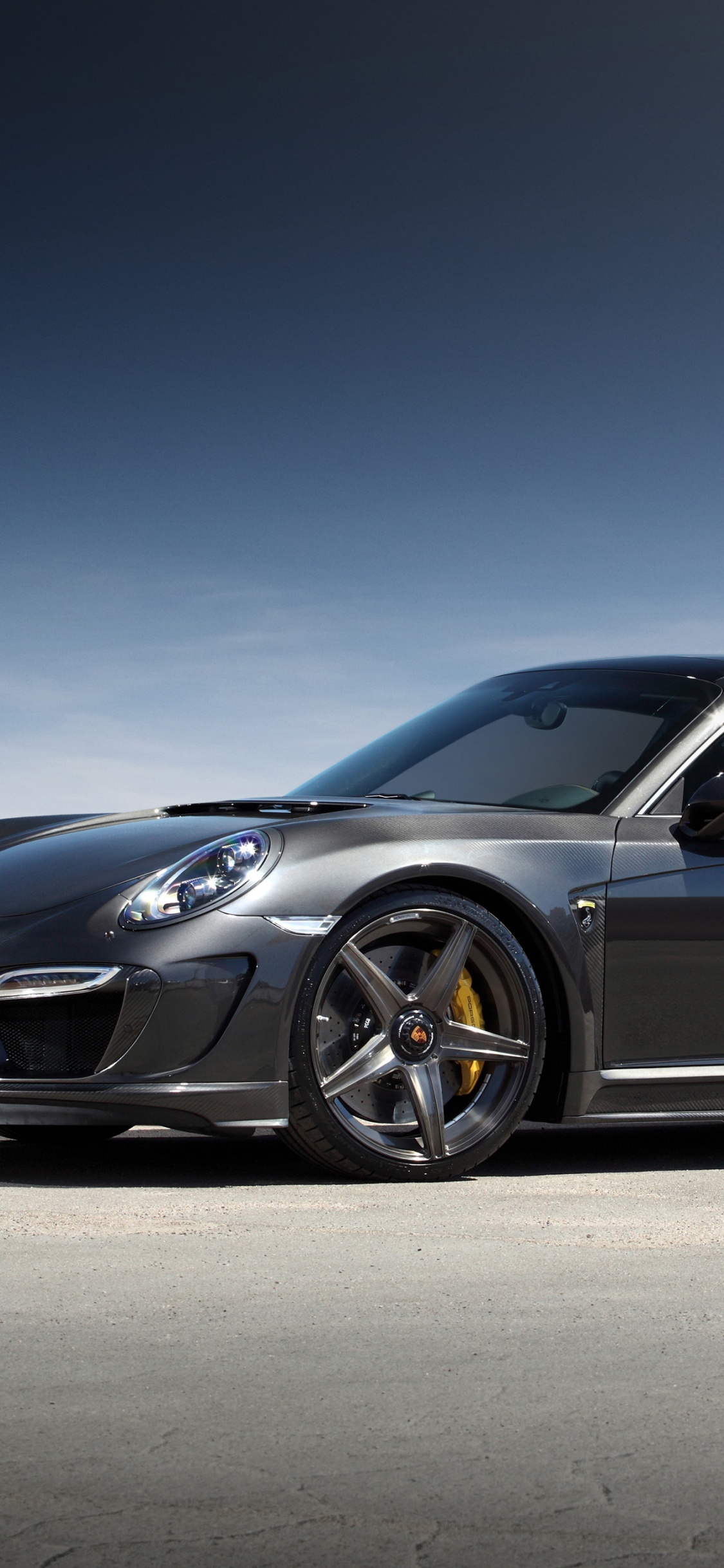 Schwarzes Bmw m 3 Coupe Auf Grauer Asphaltstraße. Wallpaper in 1125x2436 Resolution