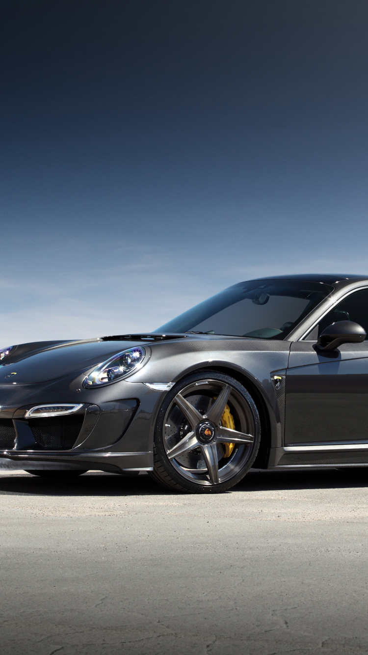 Schwarzes Bmw m 3 Coupe Auf Grauer Asphaltstraße. Wallpaper in 750x1334 Resolution