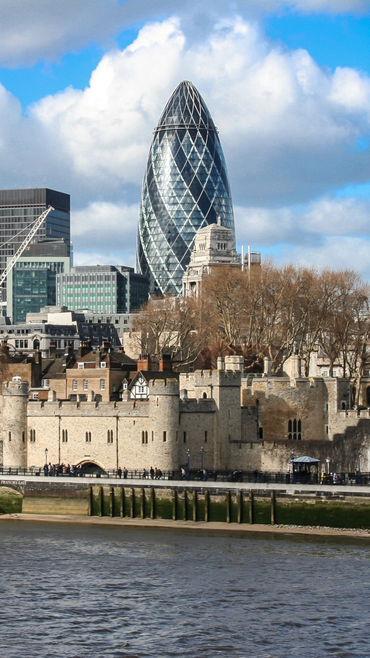 Weißes Und Braunes Betongebäude in Der Nähe Von Gewässern Unter Blauem Himmel Tagsüber. Wallpaper in 750x1334 Resolution