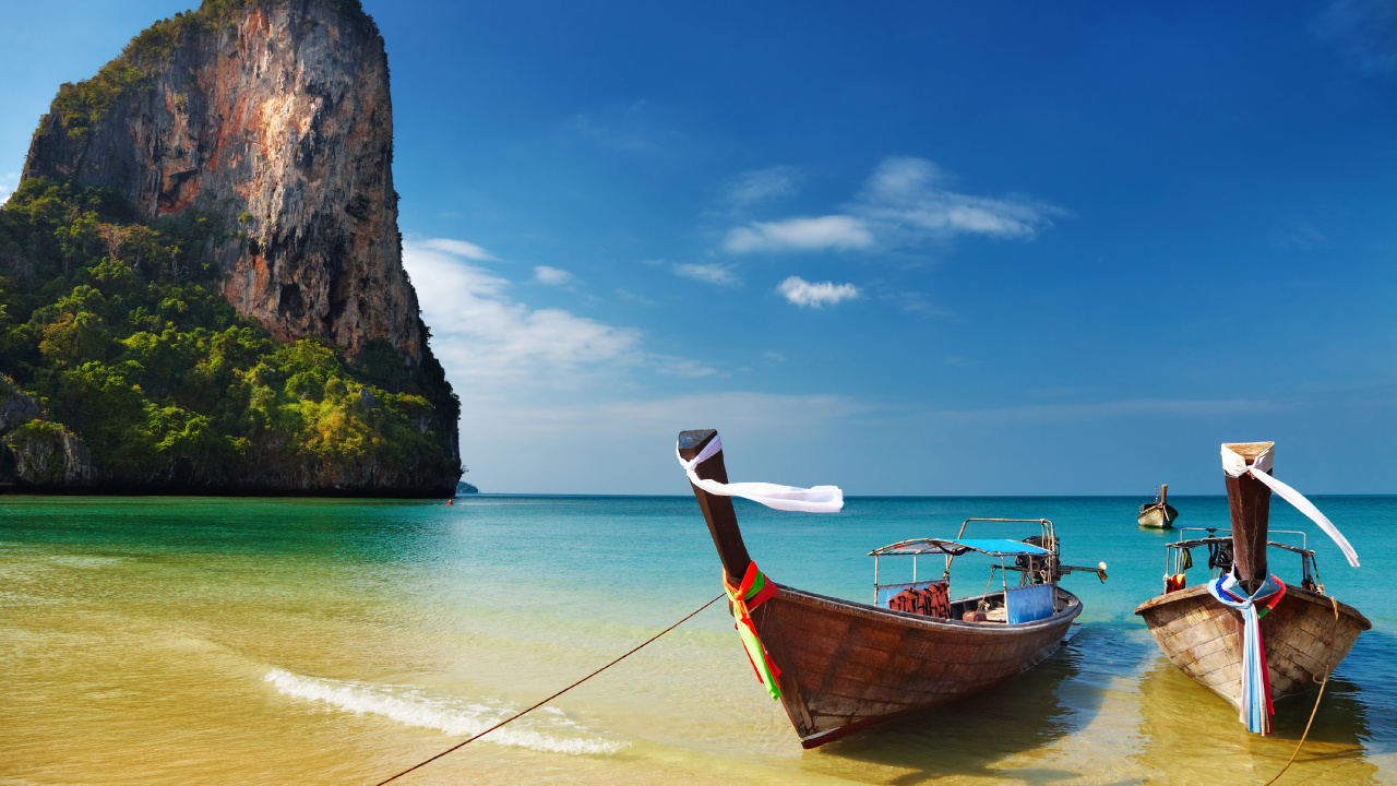 Brown Boat on Sea Shore During Daytime. Wallpaper in 1280x720 Resolution