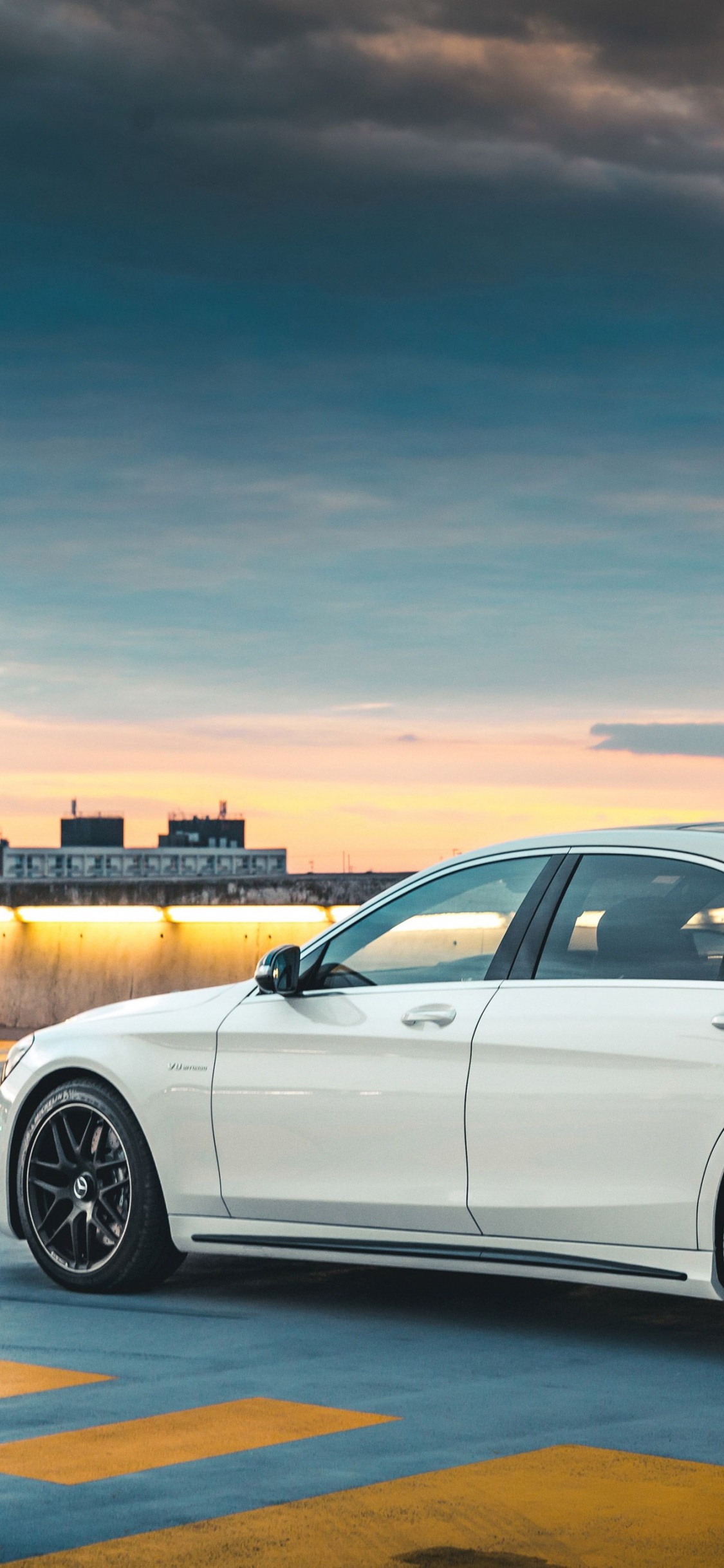 Weiße Limousine Tagsüber Unterwegs. Wallpaper in 1125x2436 Resolution