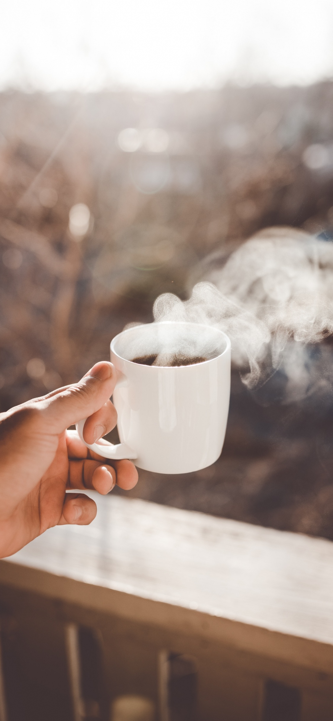 Person, Die Eine Weiße Keramiktasse Hält. Wallpaper in 1125x2436 Resolution