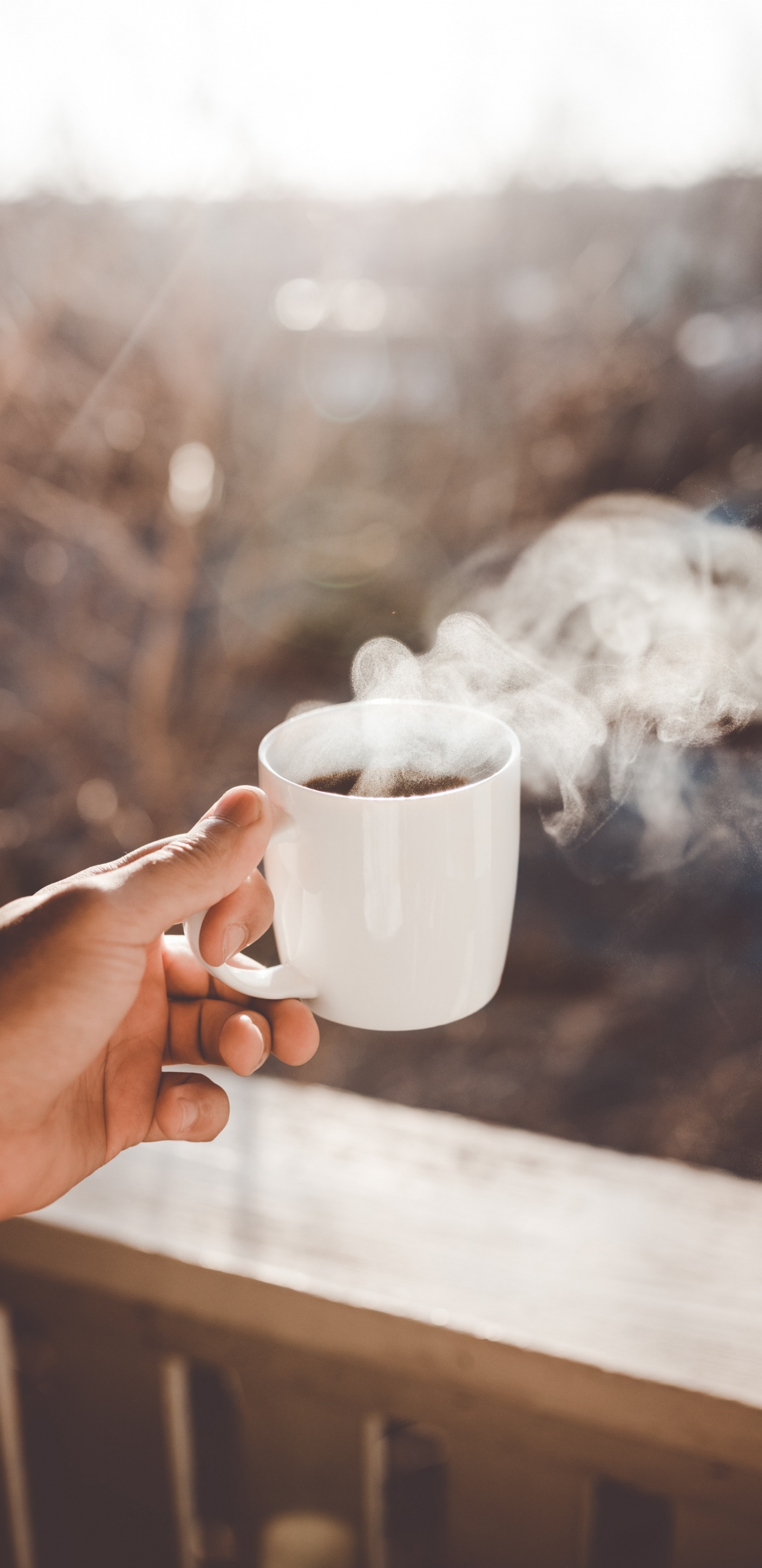 Person, Die Eine Weiße Keramiktasse Hält. Wallpaper in 1440x2960 Resolution