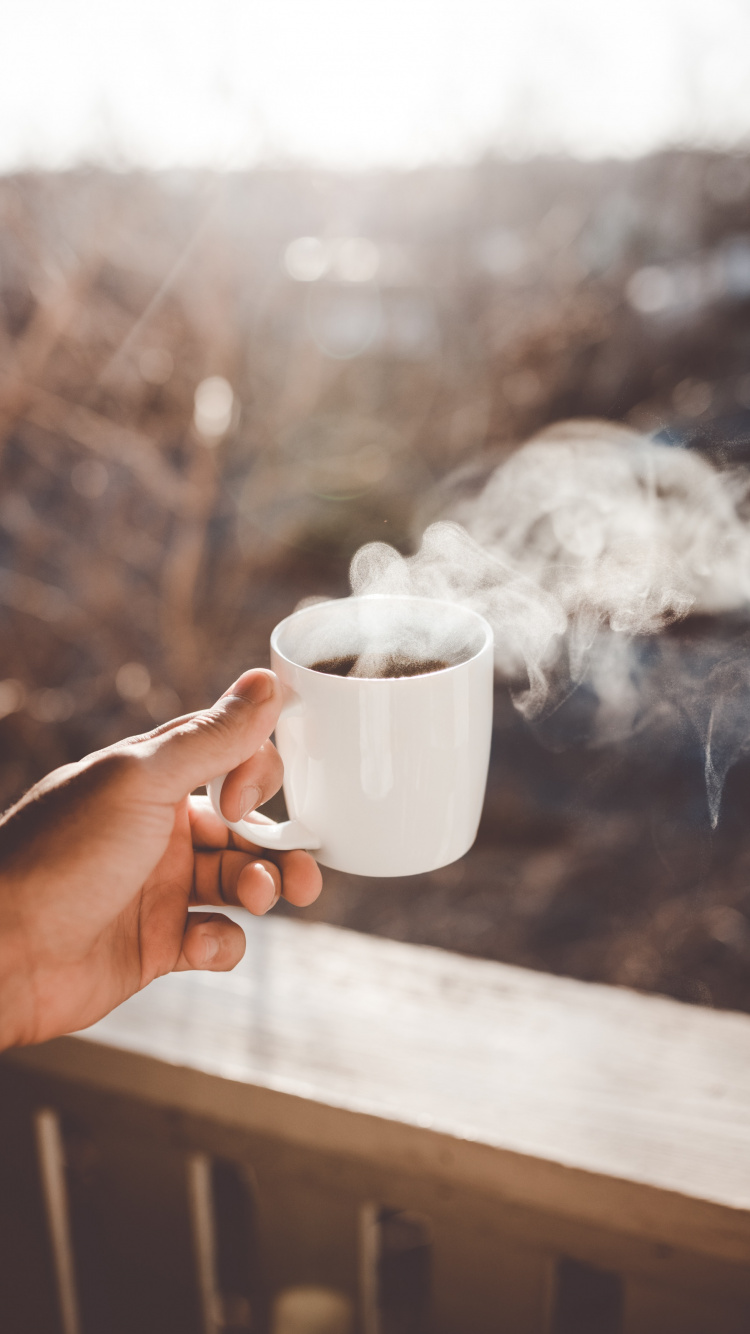 Person, Die Eine Weiße Keramiktasse Hält. Wallpaper in 750x1334 Resolution