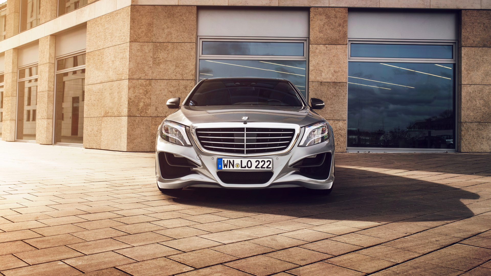 Mercedes Benz Blanco Coche Aparcado Junto a la Pared de Ladrillo Marrón. Wallpaper in 1920x1080 Resolution