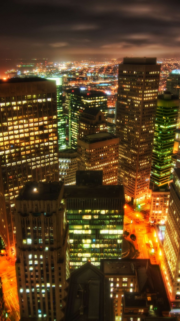 Stadt Mit Hochhäusern Während Der Nacht. Wallpaper in 720x1280 Resolution