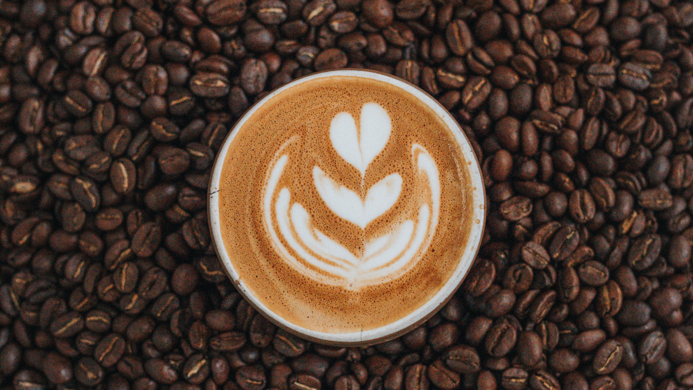 Taza de Cerámica Blanca Sobre Granos de Café Marrón. Wallpaper in 1366x768 Resolution