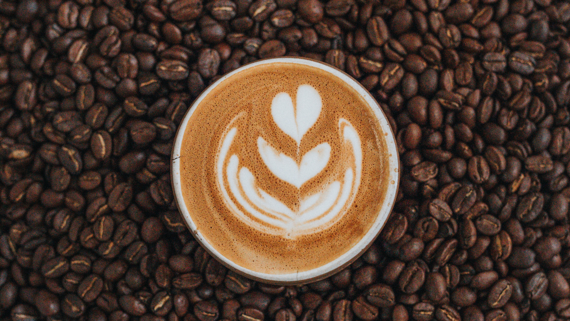 Weiße Keramiktasse Auf Braunen Kaffeebohnen. Wallpaper in 1920x1080 Resolution