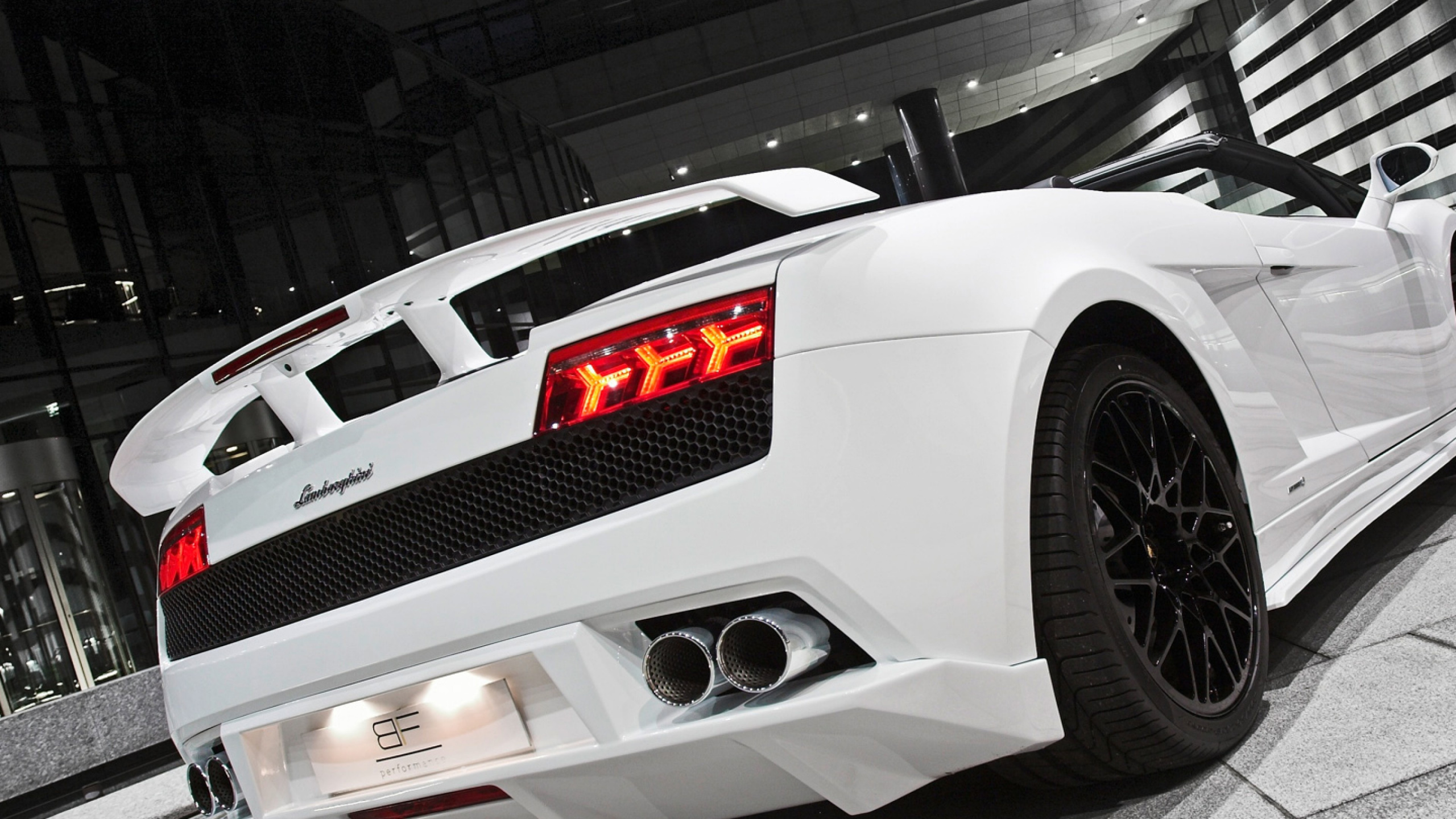 Weißer Lamborghini Aventador in Einem Zimmer. Wallpaper in 2560x1440 Resolution