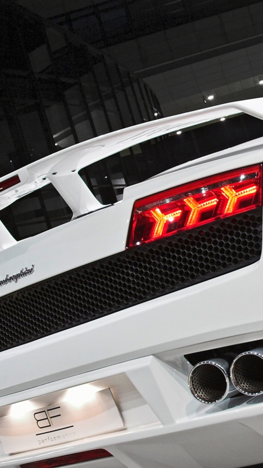 Lamborghini Aventador Blanco en Una Habitación. Wallpaper in 1080x1920 Resolution