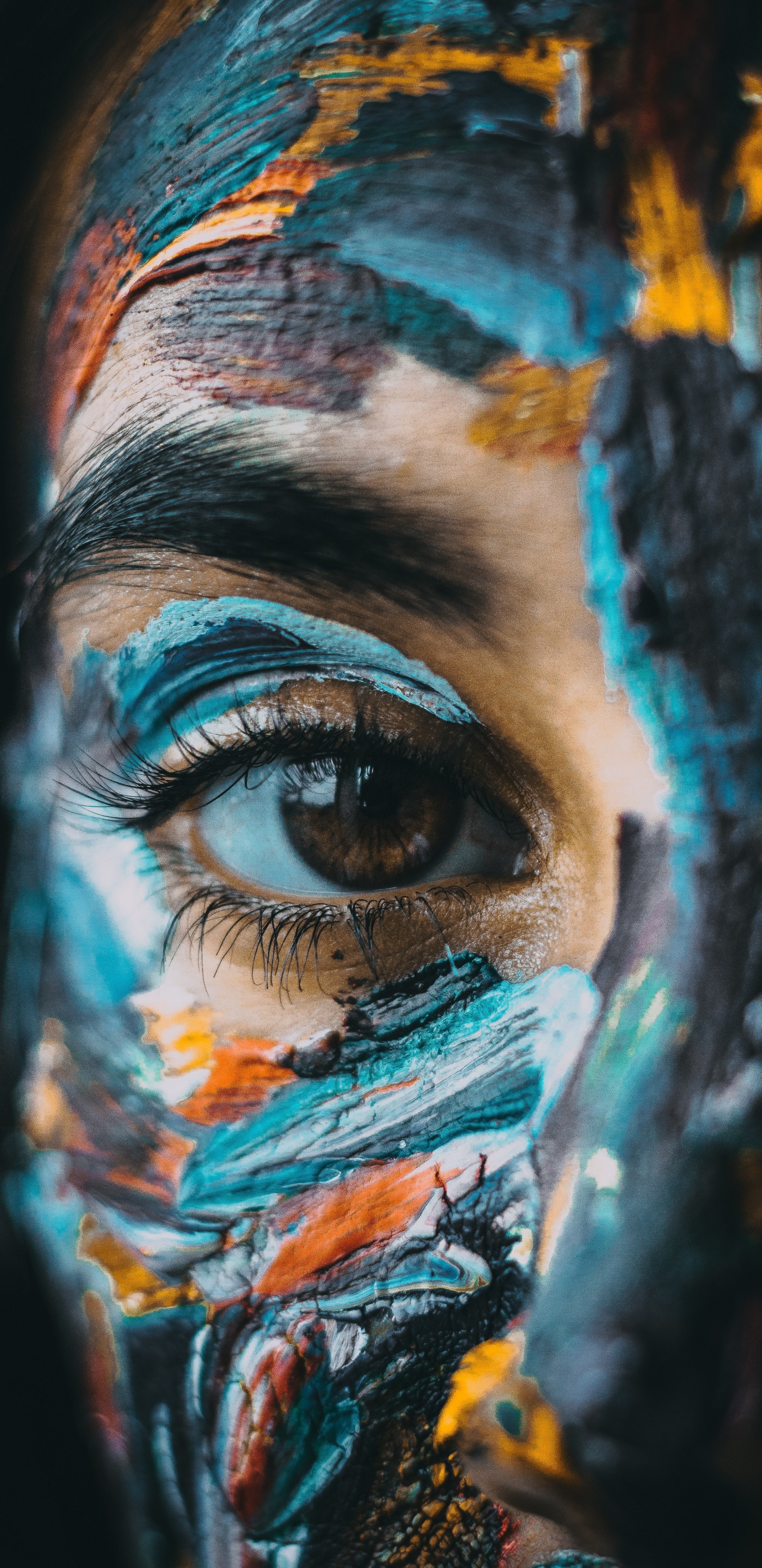 Person Mit Blauer Und Gelber Farbe im Gesicht. Wallpaper in 1440x2960 Resolution