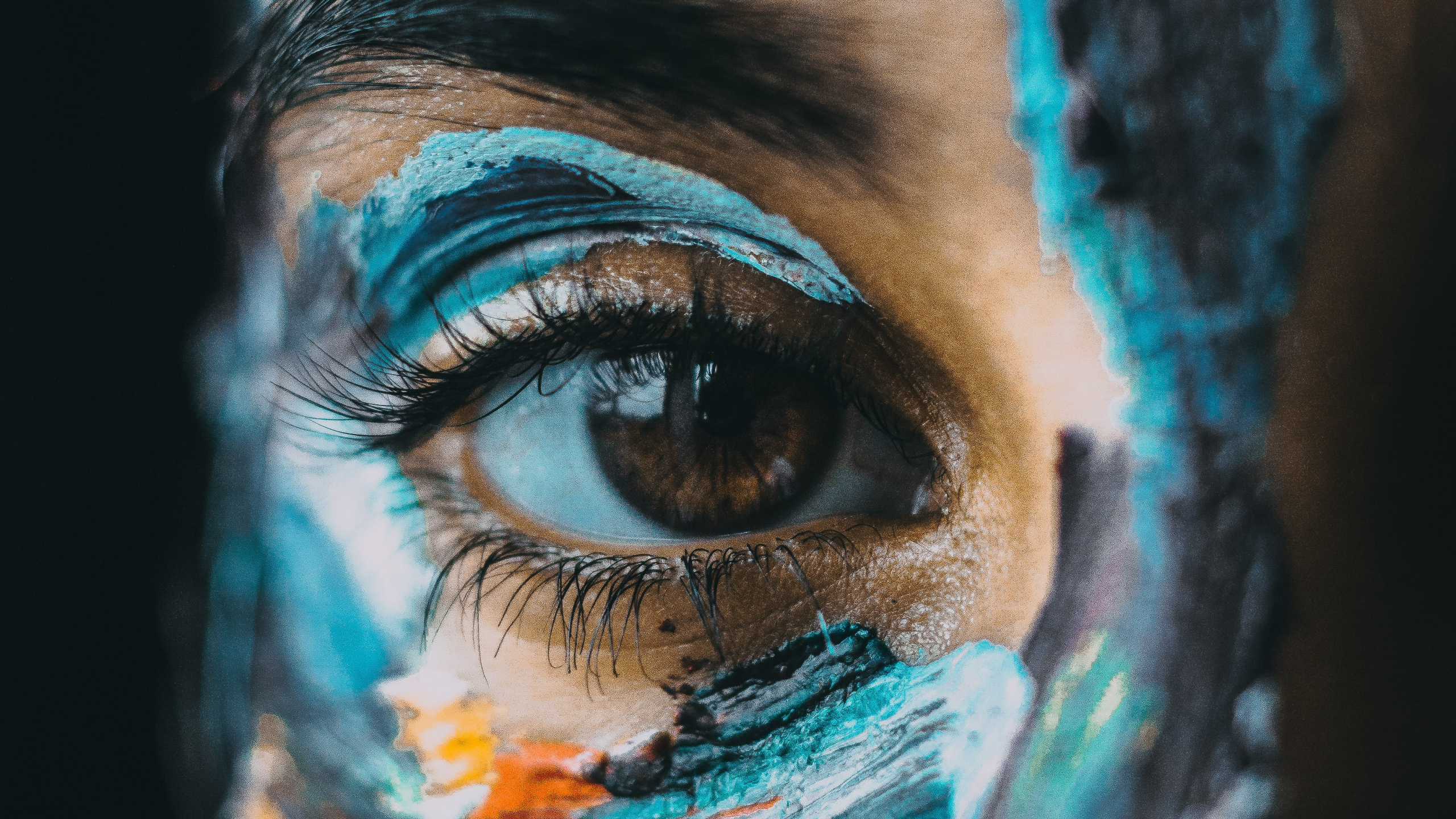 Person Mit Blauer Und Gelber Farbe im Gesicht. Wallpaper in 2560x1440 Resolution