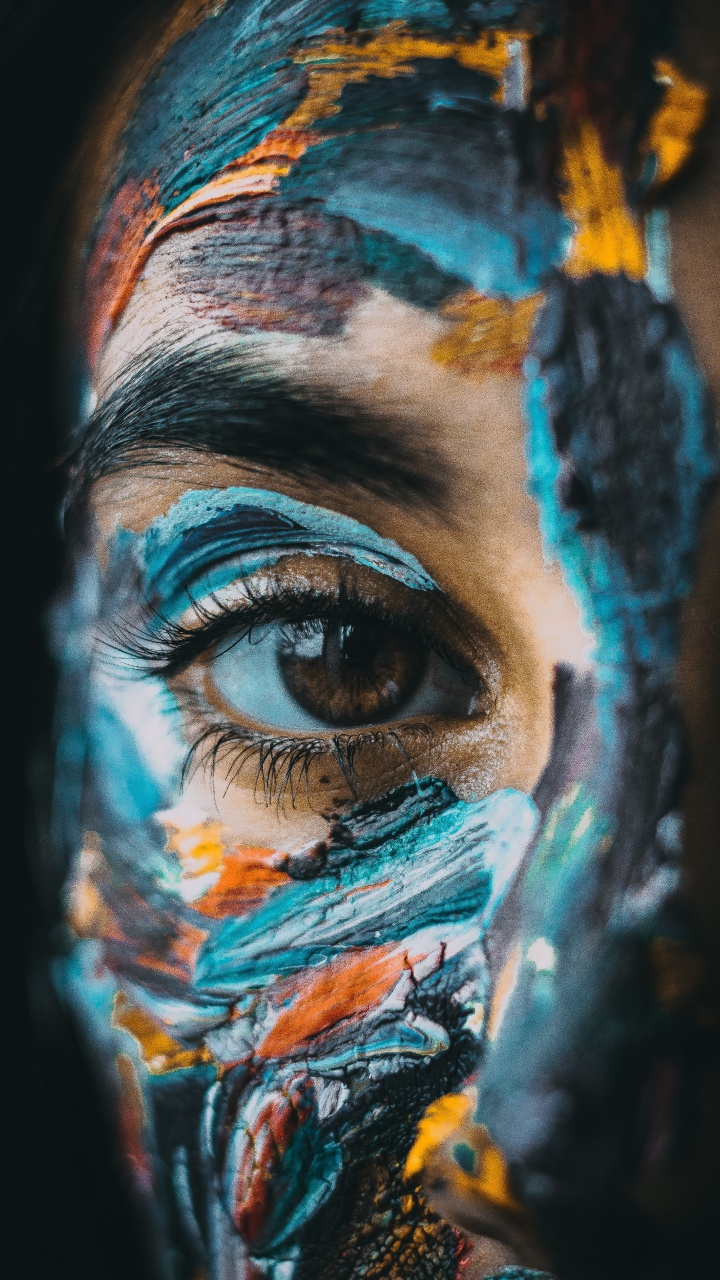 Person Mit Blauer Und Gelber Farbe im Gesicht. Wallpaper in 720x1280 Resolution