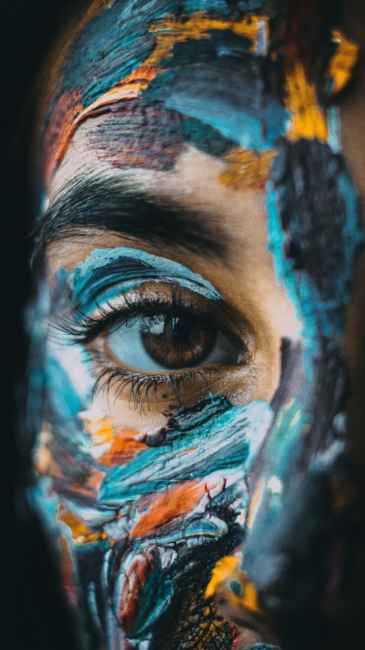 Person Mit Blauer Und Gelber Farbe im Gesicht. Wallpaper in 750x1334 Resolution