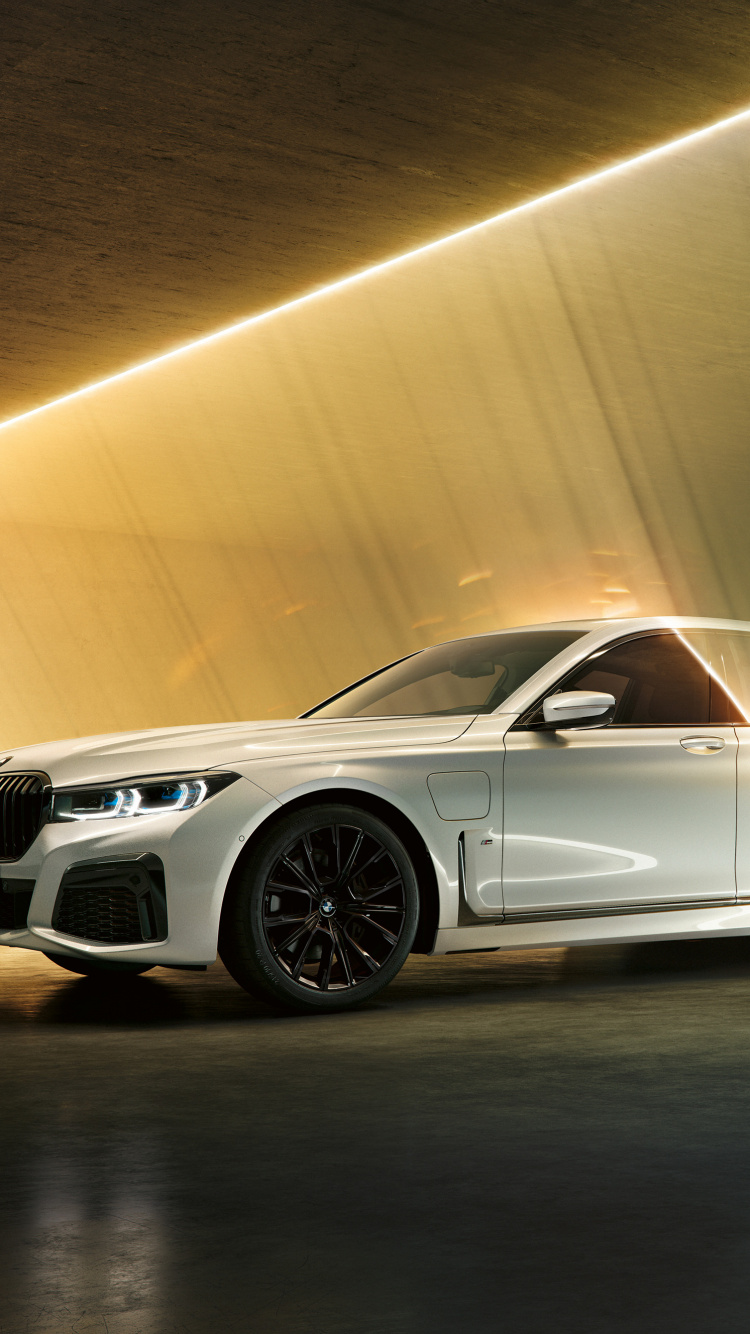 Porsche 911 Blanco en Camino Gris. Wallpaper in 750x1334 Resolution