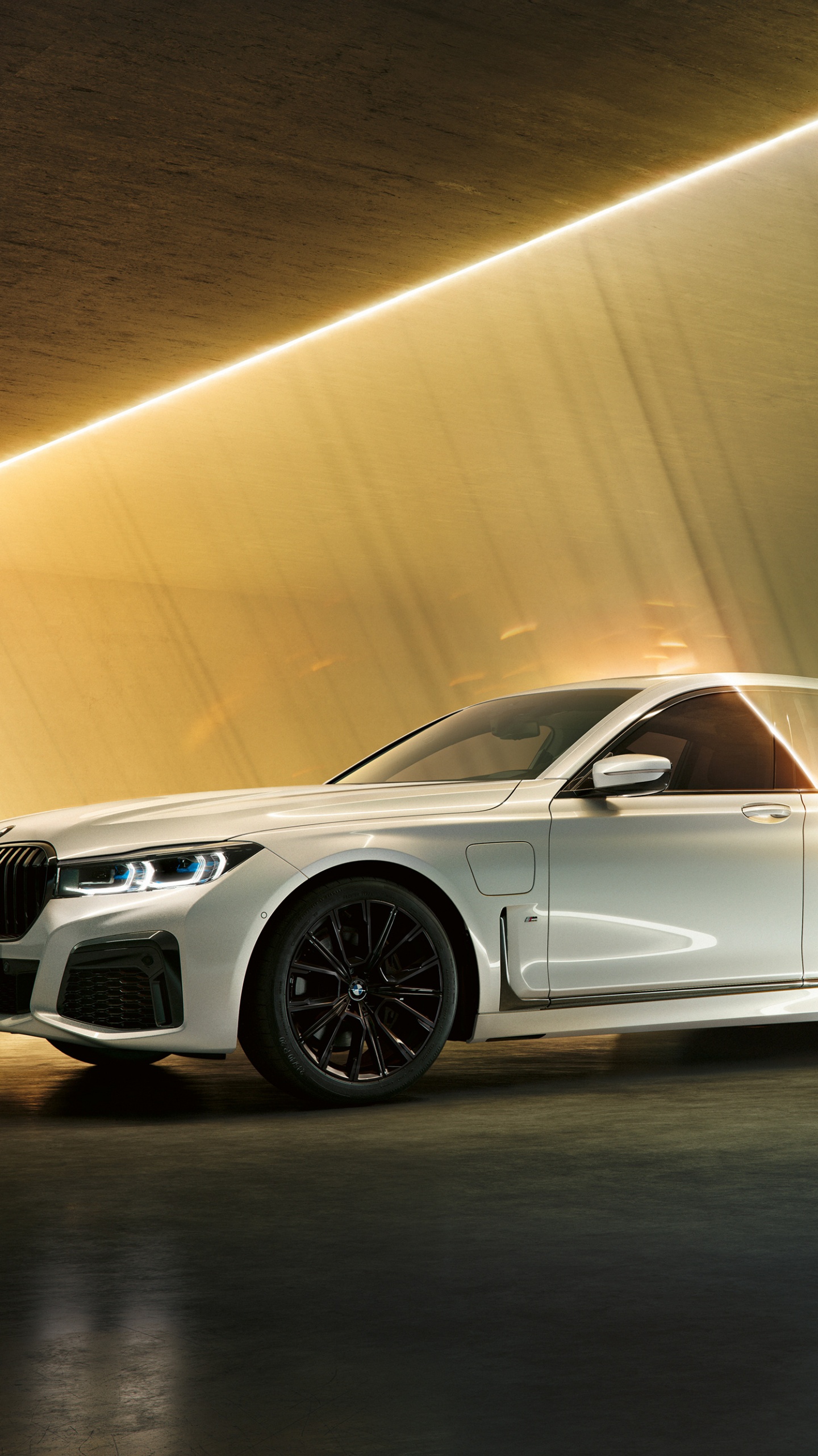 Weißer Porsche 911 Auf Grauer Straße. Wallpaper in 1440x2560 Resolution