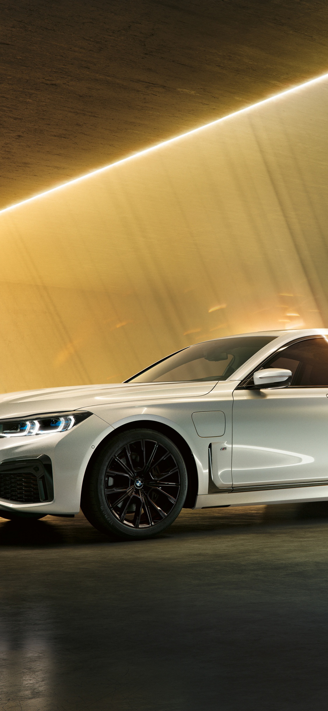 Porsche 911 Blanche Sur Route Grise. Wallpaper in 1125x2436 Resolution