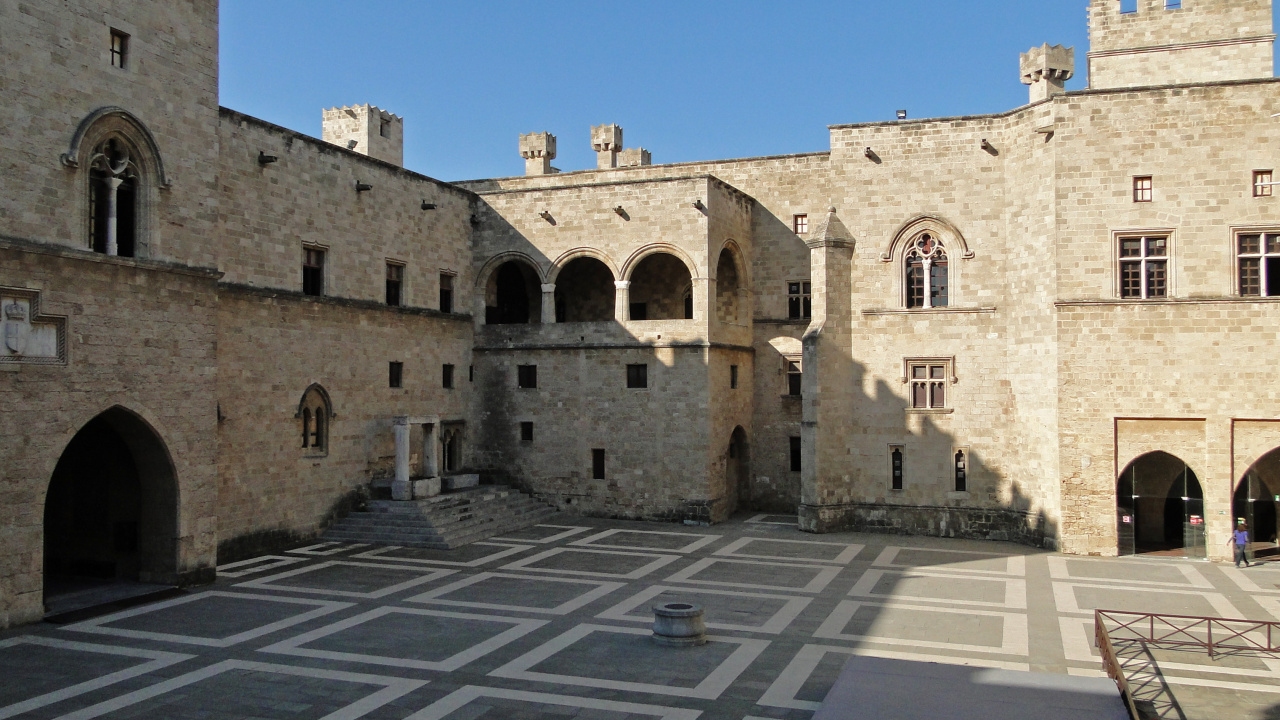Bâtiment en Béton Brun Sous Ciel Bleu Pendant la Journée. Wallpaper in 1280x720 Resolution