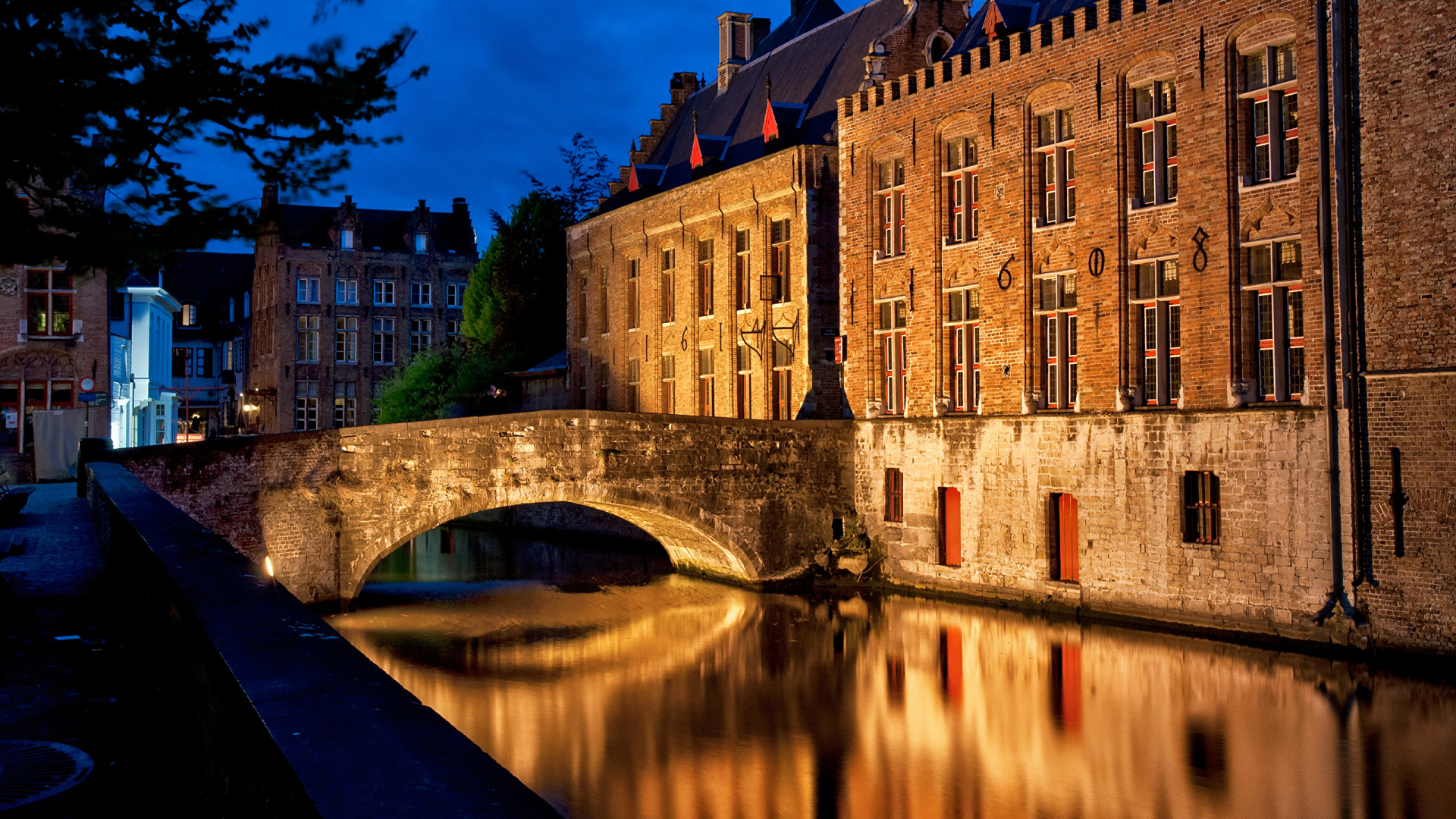 Bâtiment en Béton Brun Près D'un Plan D'eau Pendant la Nuit. Wallpaper in 1920x1080 Resolution