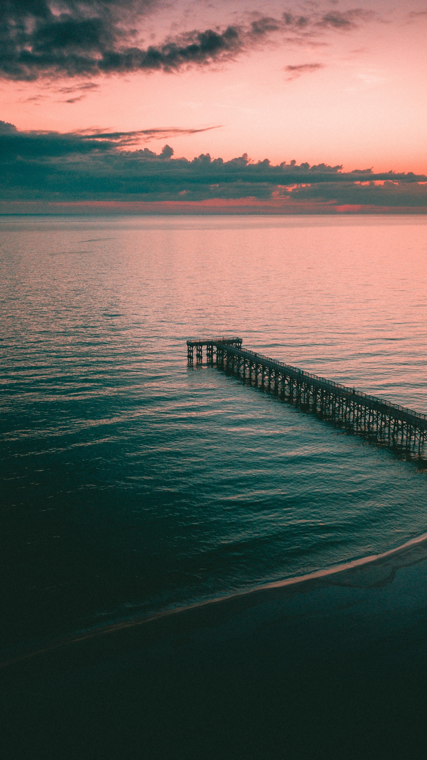 Muelle de Madera Marrón Sobre el Cuerpo de Agua Durante la Puesta de Sol. Wallpaper in 1440x2560 Resolution