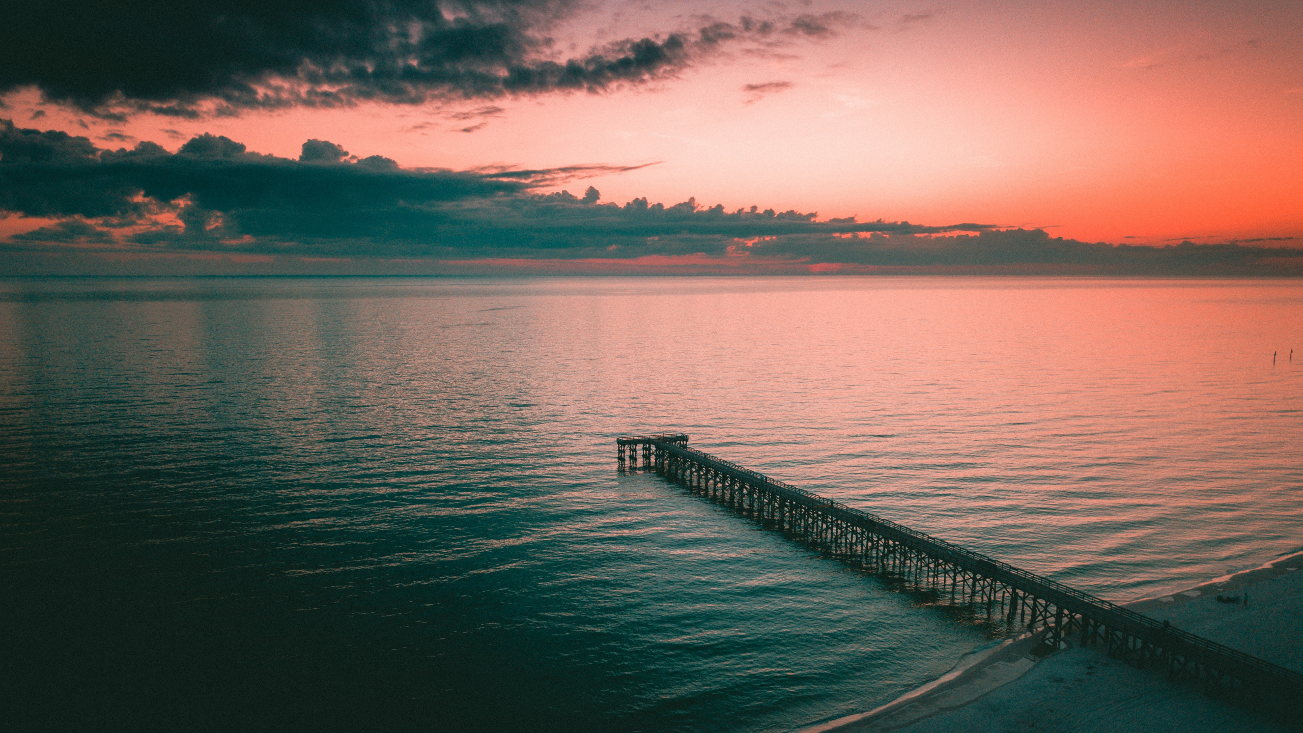 Muelle de Madera Marrón Sobre el Cuerpo de Agua Durante la Puesta de Sol. Wallpaper in 2560x1440 Resolution