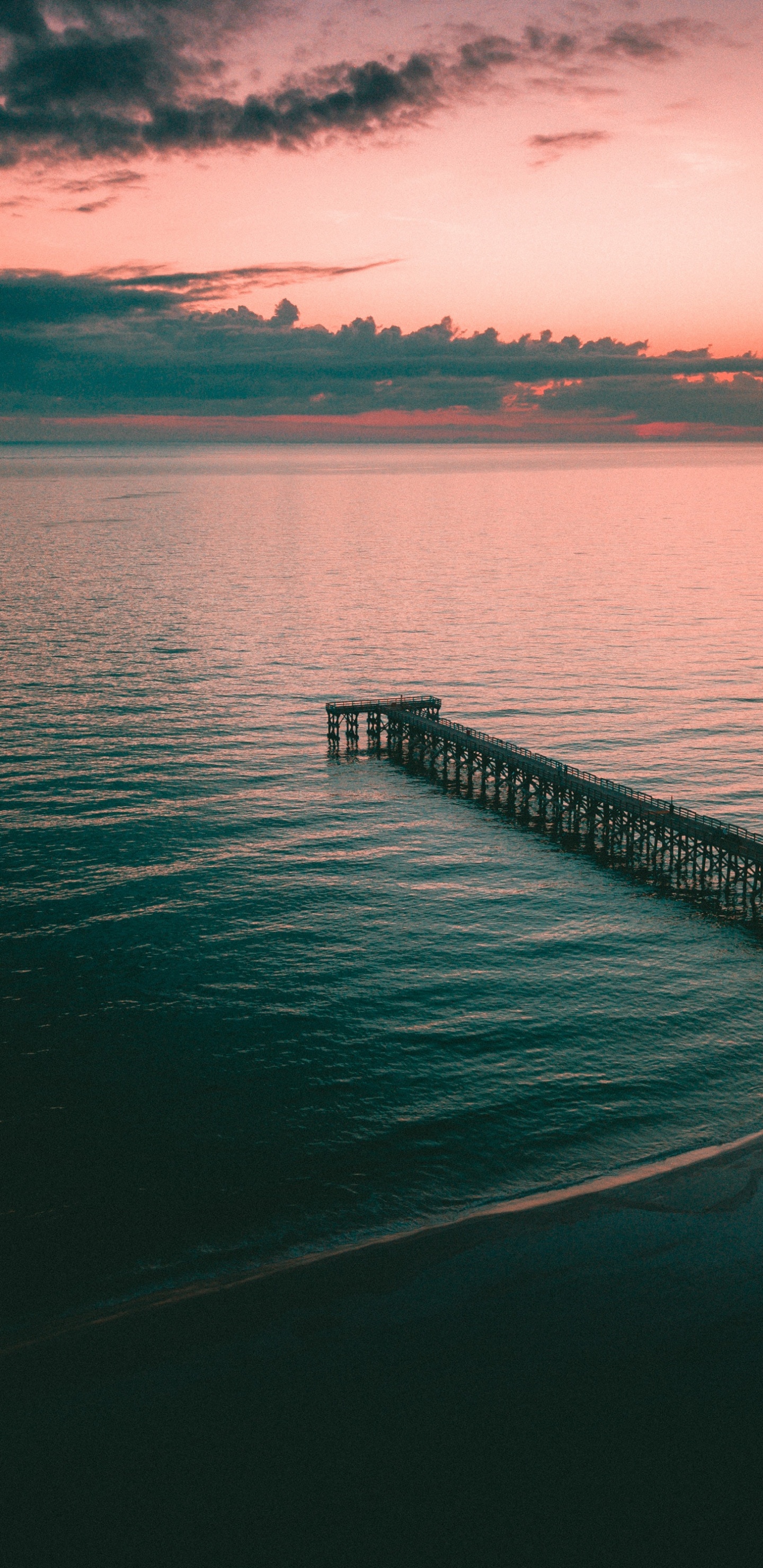 Braunes Holzdock Auf Gewässer Während Des Sonnenuntergangs. Wallpaper in 1440x2960 Resolution