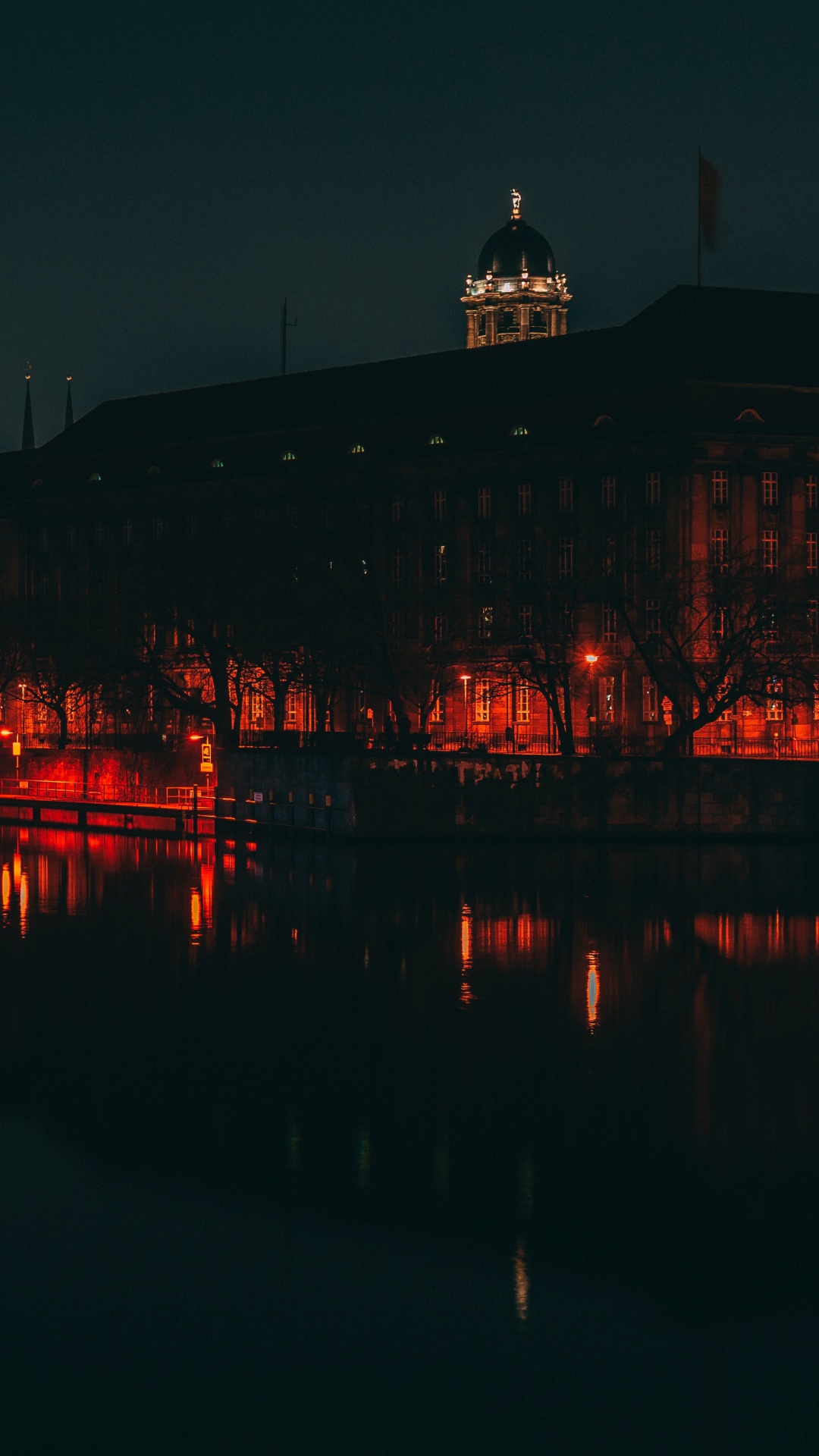 Cuerpo de Agua Cerca de Los Edificios de la Ciudad Durante la Noche. Wallpaper in 1080x1920 Resolution