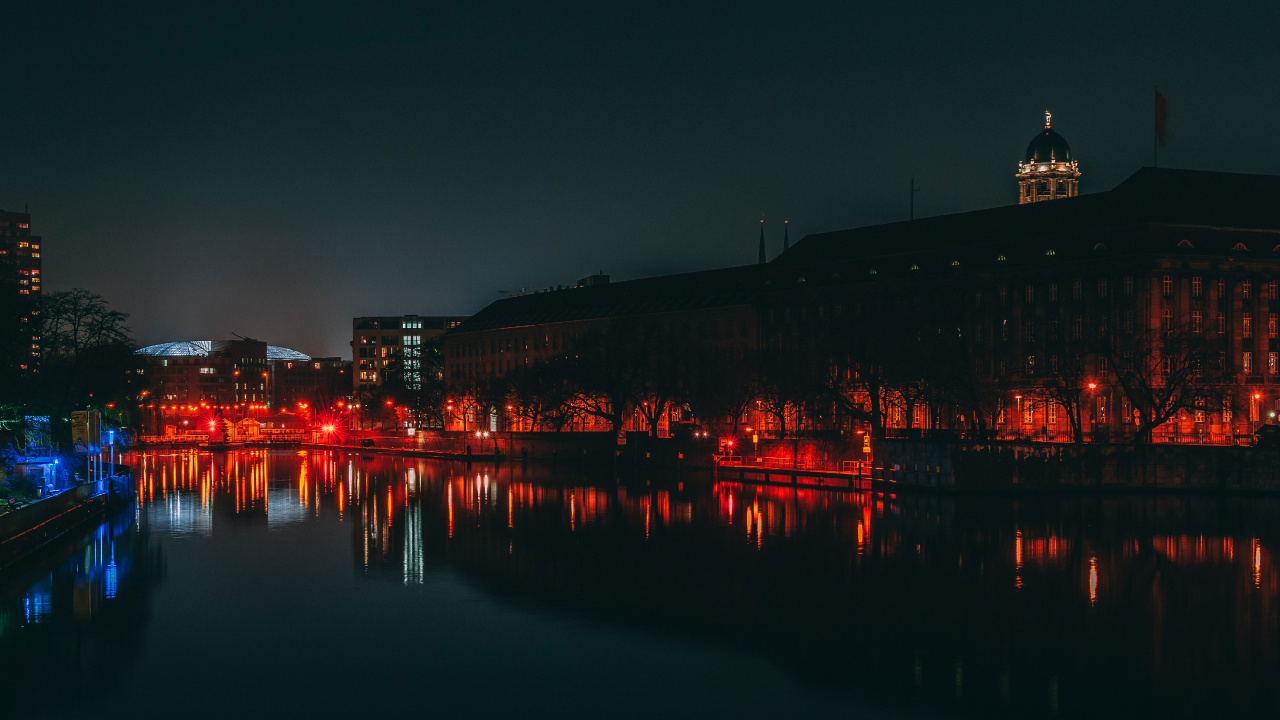 Cuerpo de Agua Cerca de Los Edificios de la Ciudad Durante la Noche. Wallpaper in 1280x720 Resolution