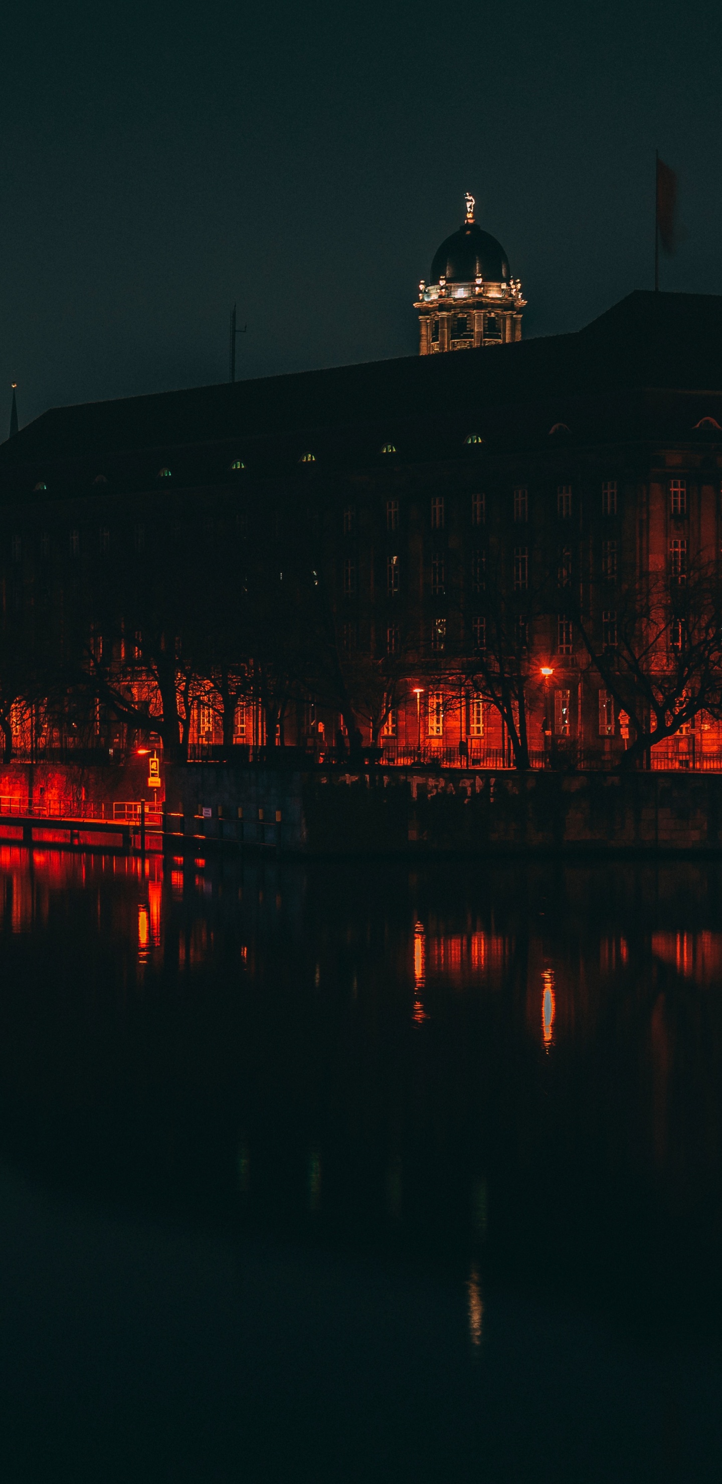 Cuerpo de Agua Cerca de Los Edificios de la Ciudad Durante la Noche. Wallpaper in 1440x2960 Resolution