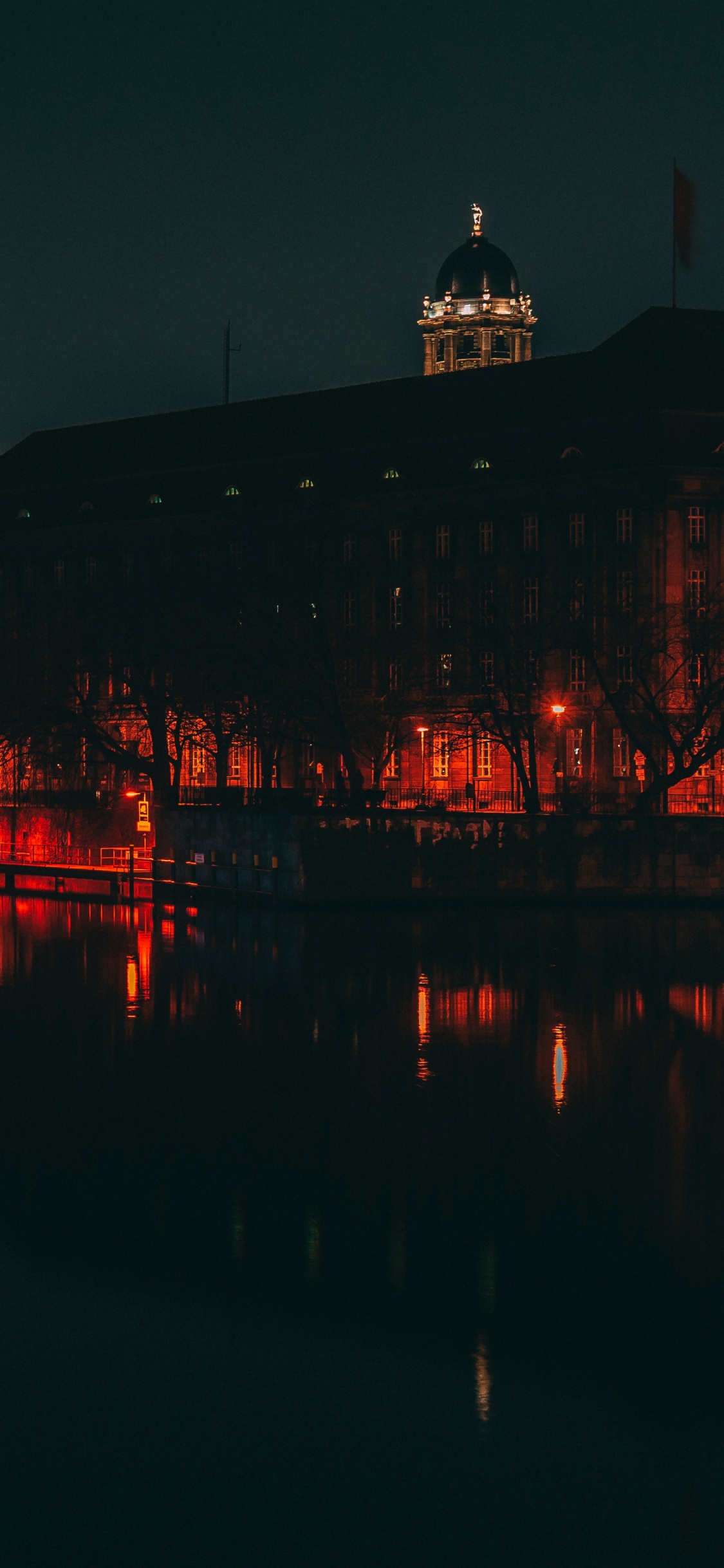 Plan D'eau Près Des Bâtiments de la Ville Pendant la Nuit. Wallpaper in 1125x2436 Resolution