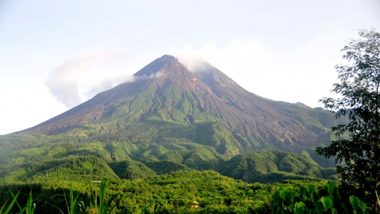 Green and Brown Mountain Under White Clouds During Daytime. Wallpaper in 1280x720 Resolution