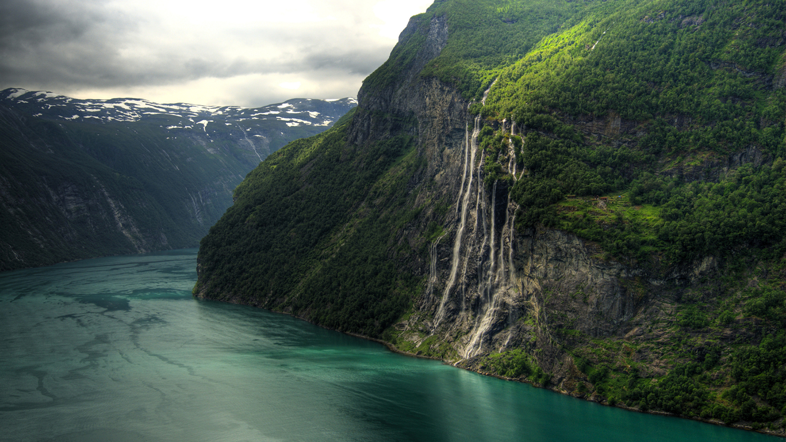Green Body of Water Between Mountains During Daytime. Wallpaper in 2560x1440 Resolution
