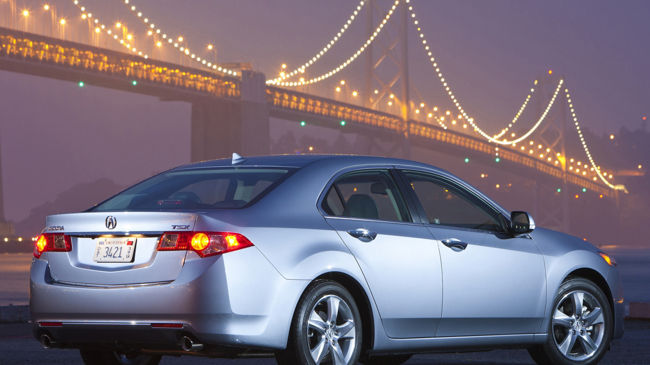 Silbernes Mercedes-benz-coupé Unterwegs in Der Nachtzeit. Wallpaper in 1280x720 Resolution