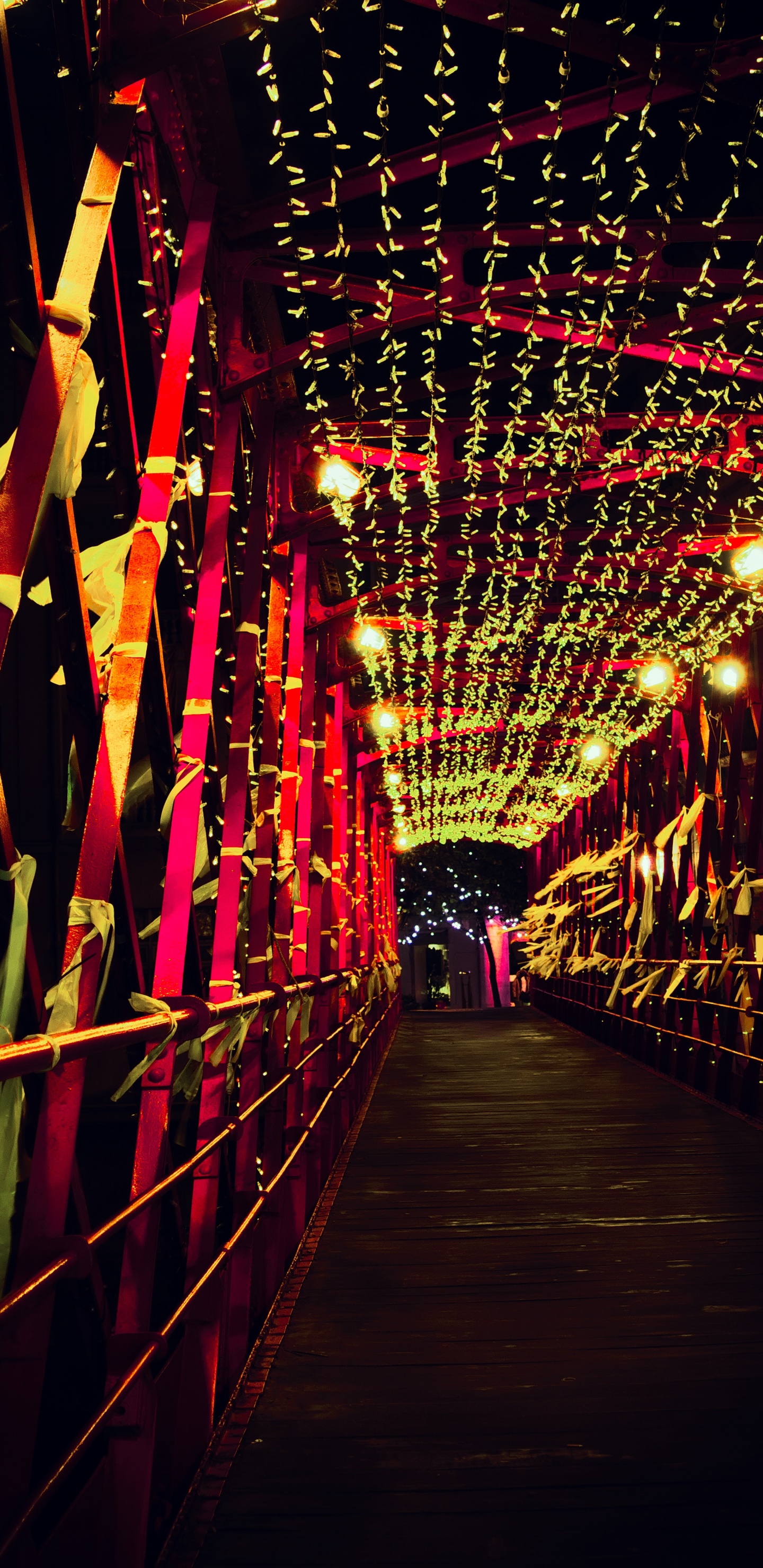 Rote Lichterketten Auf Brauner Holzbrücke. Wallpaper in 1440x2960 Resolution