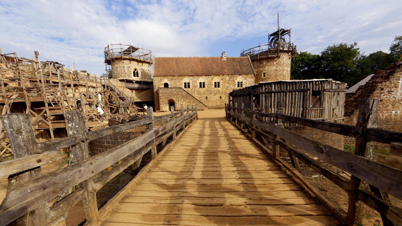 Bâtiment en Béton Brun Sous Ciel Bleu Pendant la Journée. Wallpaper in 1280x720 Resolution