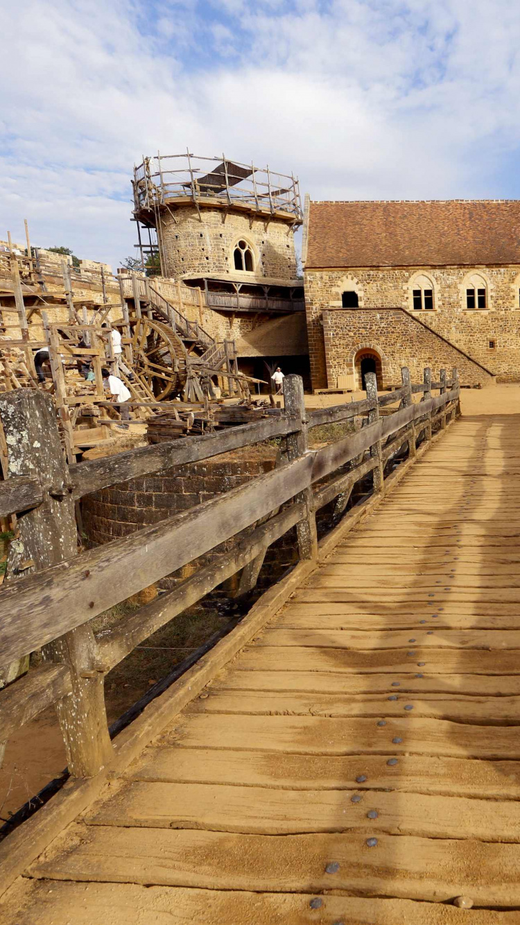 Bâtiment en Béton Brun Sous Ciel Bleu Pendant la Journée. Wallpaper in 750x1334 Resolution