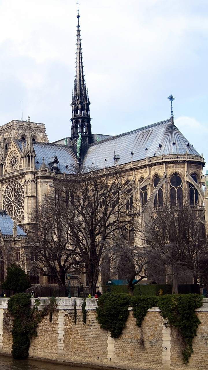 Edificio de Hormigón Blanco y Azul Cerca Del Cuerpo de Agua Durante el Día. Wallpaper in 720x1280 Resolution