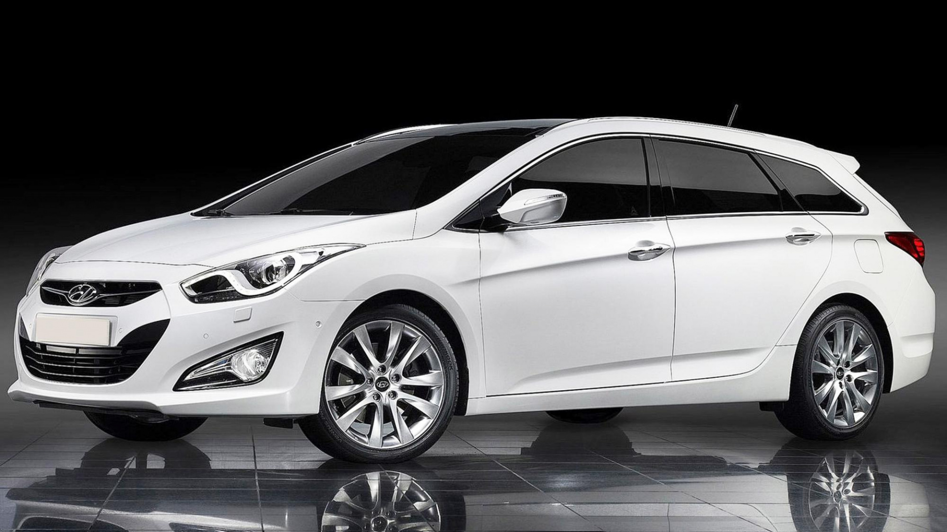 Hatchback Blanco de 5 Puertas en Una Habitación Oscura. Wallpaper in 1920x1080 Resolution