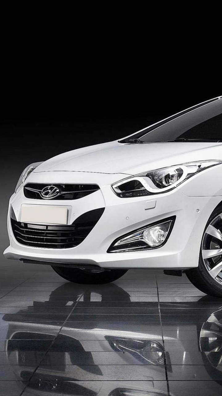 Hatchback Blanco de 5 Puertas en Una Habitación Oscura. Wallpaper in 720x1280 Resolution