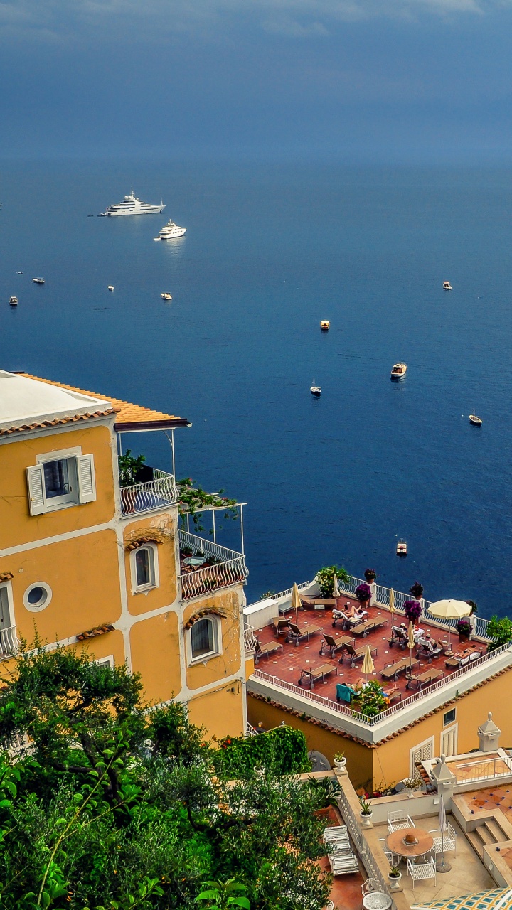 Aerial View of White and Brown Concrete Building Near Body of Water During Daytime. Wallpaper in 720x1280 Resolution