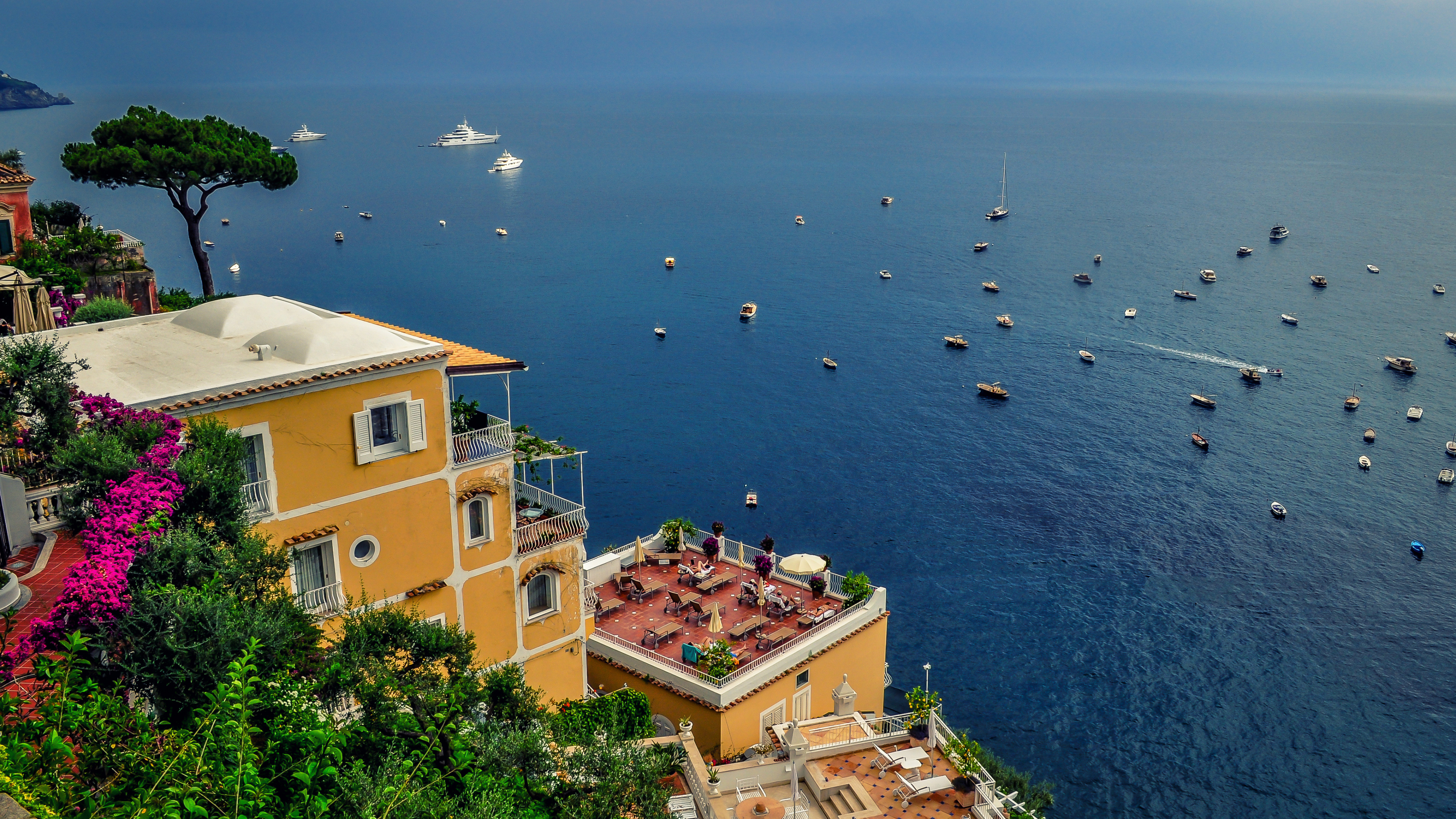 Luftaufnahme Eines Weißen Und Braunen Betongebäudes in Der Nähe Eines Gewässers Tagsüber. Wallpaper in 3840x2160 Resolution