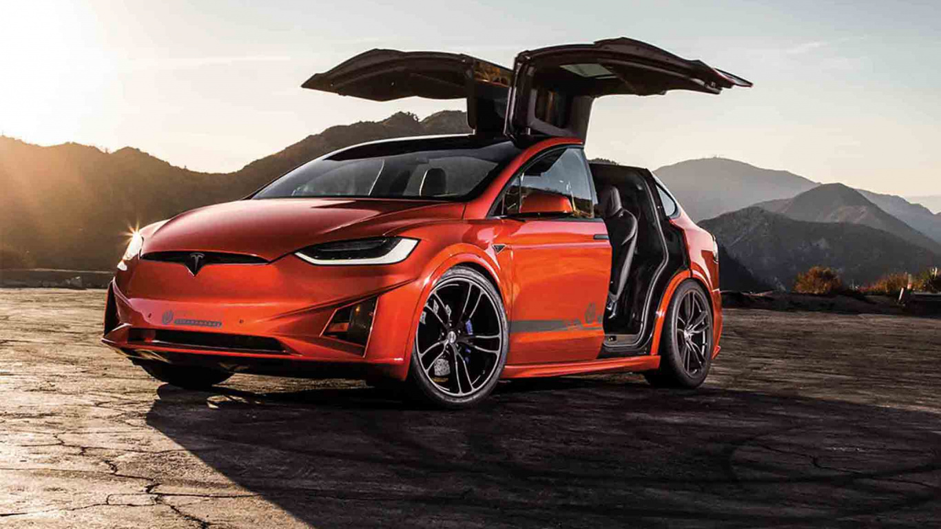 Orangefarbener Lamborghini Aventador Tagsüber Unterwegs. Wallpaper in 1366x768 Resolution