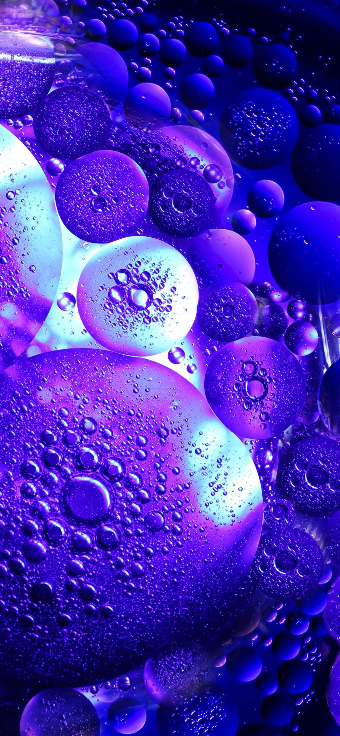 Ilustración de Burbujas Púrpuras y Blancas. Wallpaper in 1125x2436 Resolution