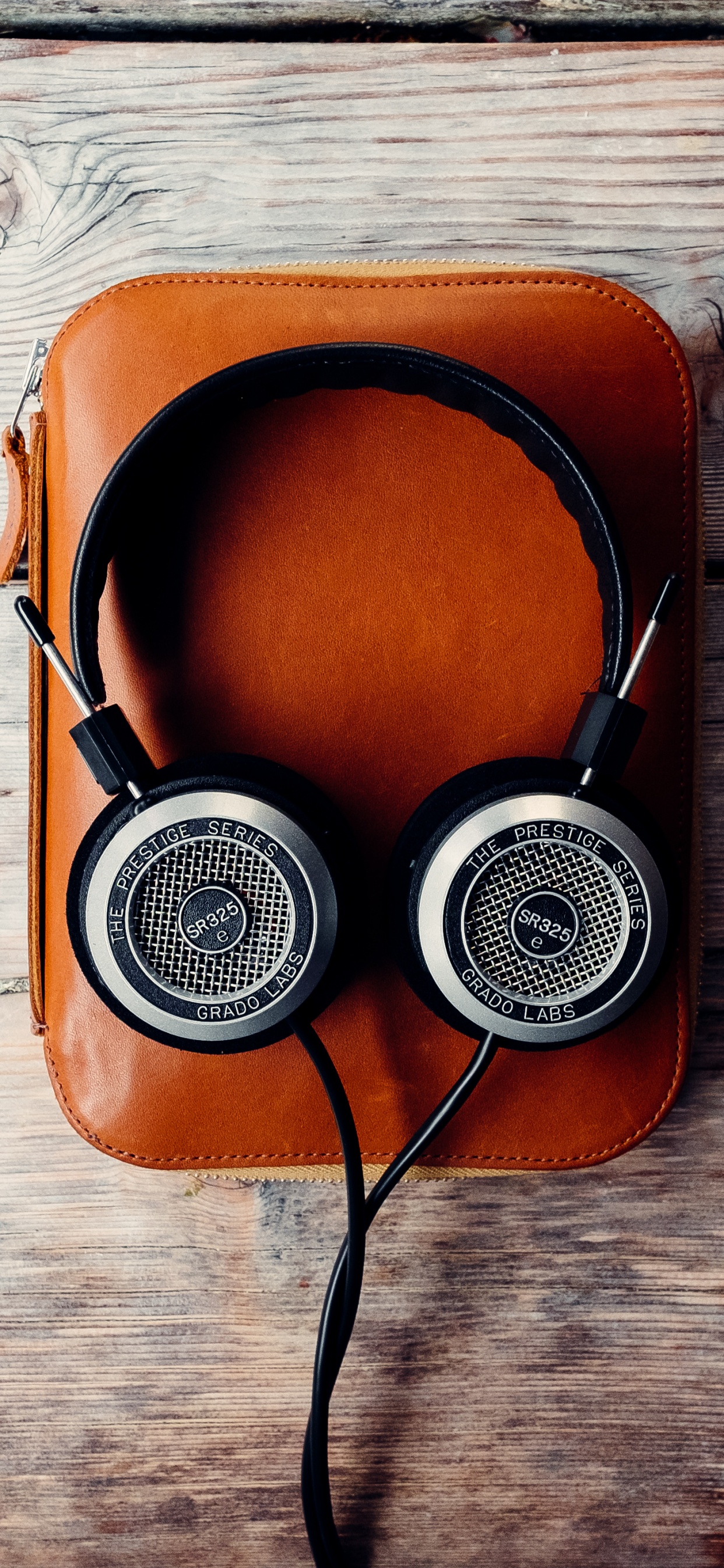 Auriculares, Equipo de Audio, Gadget, Naranja, Madera. Wallpaper in 1242x2688 Resolution