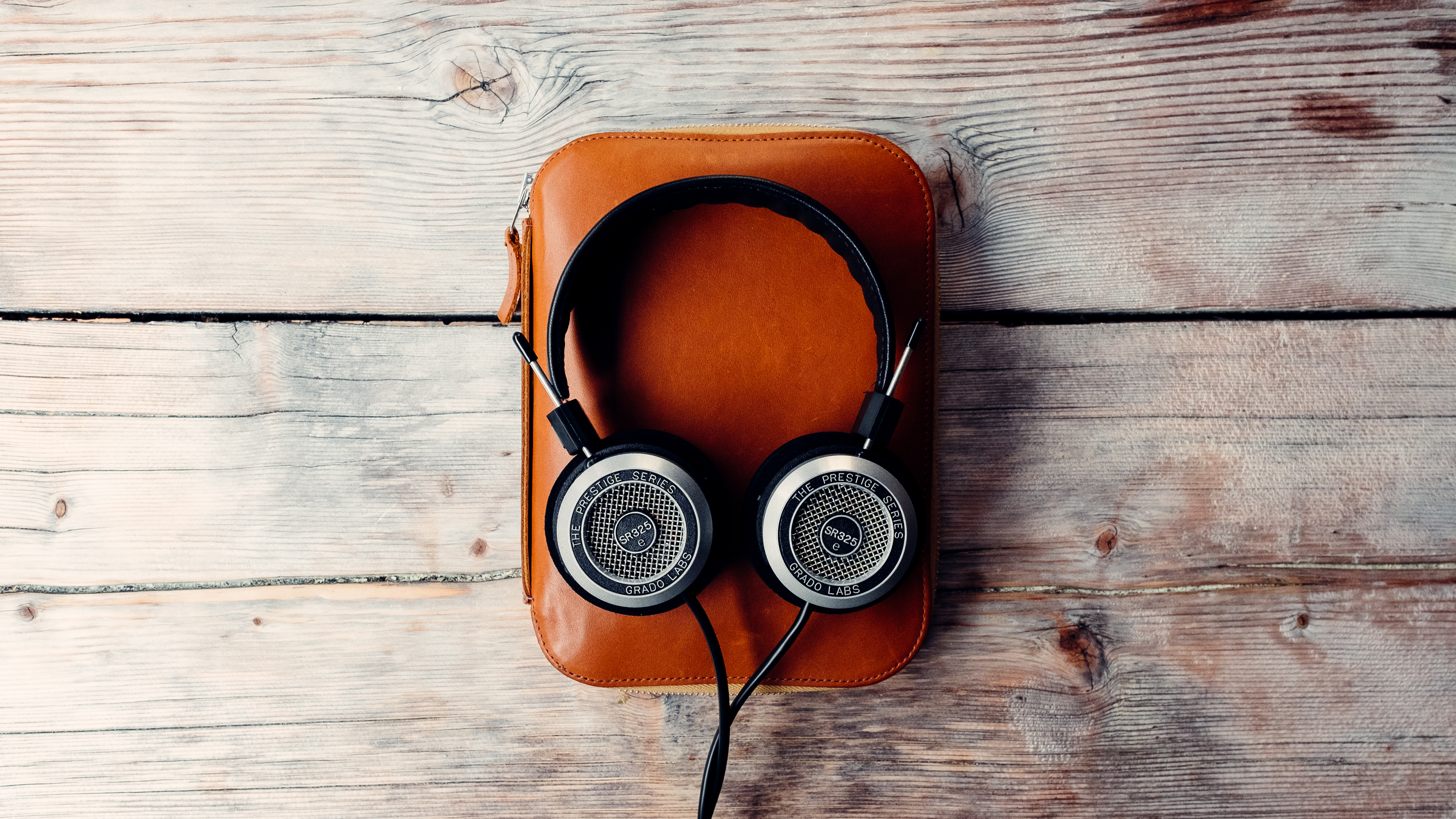 Auriculares, Equipo de Audio, Gadget, Naranja, Madera. Wallpaper in 3840x2160 Resolution