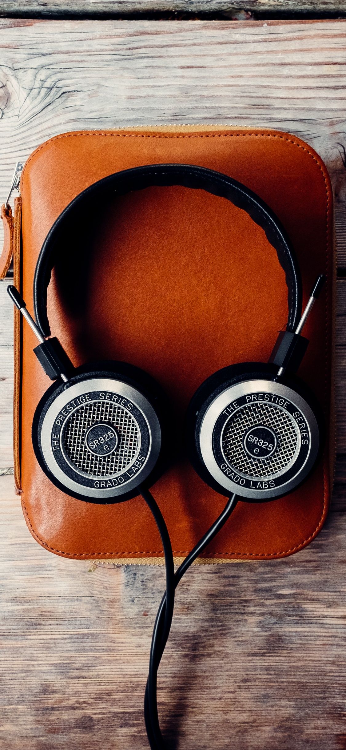 Kopfhörer, Audiogeräten, Gadget, Orange, Holz. Wallpaper in 1125x2436 Resolution