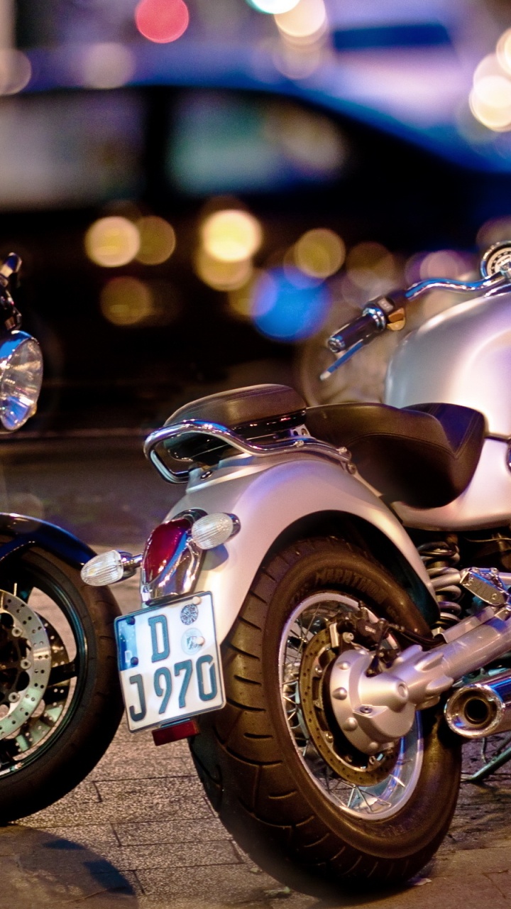 Blaues Und Silbernes Motorrad Tagsüber Unterwegs. Wallpaper in 720x1280 Resolution